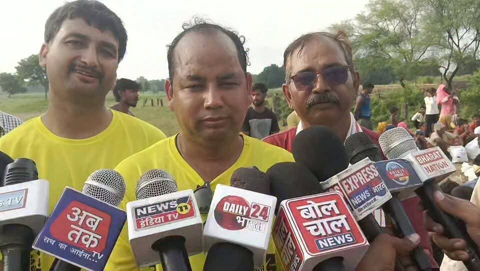 🌊 बाढ़ आपदा के बीच मदद का हाथ बनी सेवा इंटरनेशनल टीम 🙏
📍 चित्रकूट
बाढ़ आपदा के कठिन समय में चित्रकूट में जिस तरह सेवा इंटरनेशनल टीम ने धरातल पर उतरकर जरूरतमंद लोगों की मदद की, उसकी स्थानीय लोगों द्वारा लगातार सराहना की जा रही है।
मुश्किल की इस घड़ी में बाढ़ प्रभावित परिवारों तक पहुंचना, उनकी समस्याओं को समझना और यथासंभव मदद पहुंचाने का प्रयास लोगों के बीच चर्चा का विषय बना हुआ है।
🤝 संकट के समय लोगों के साथ खड़ा होना ही सच्ची मानवता है।
लोगों का कहना है कि आपदा के समय सिर्फ बात नहीं, बल्कि धरातल पर पहुंचकर सेवा और सहयोग करना ही सबसे बड़ी जिम्मेदारी है।
🙏सेवा इंटरनेशनल टीम के सेवा कार्यों को लोगों की लगातार मिल रही सराहना।
#चित्रकूट #बाढ़आपदा #बाढ़पीड़ित #समाजसेवी #पत्रकार #मानवता #सेवा #राहतकार्य #चित्रकूट_न्यूज़