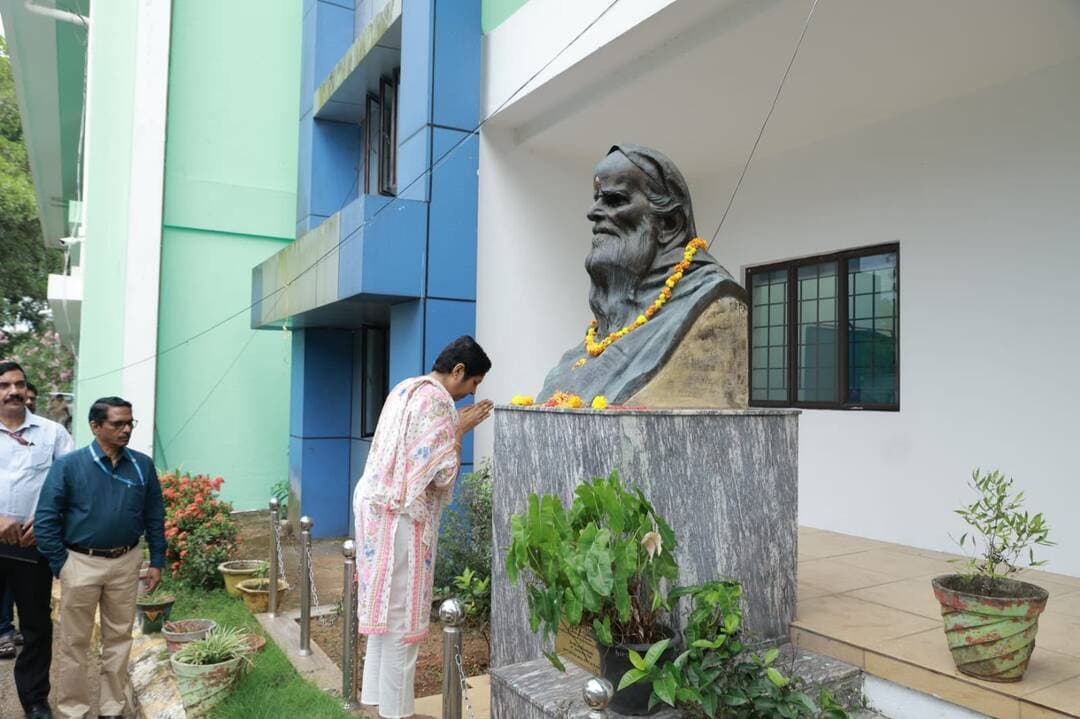 Joint Secretary, Ministry of Ayush, Visits NHRIMH, Kottayam
Ms. Alarmelmangai D, Joint Secretary, Ministry of Ayush and Chairperson, Institutional Finance Committee (IFC), visited the National Homoeopathy Research Institute in Mental Health (NHRIMH), Kottayam, and chaired the 6th meeting of the Institutional Finance Committee (IFC). The meeting deliberated on the Institute’s future financial requirements and measures to further strengthen its research, academic, healthcare, and infrastructure initiatives.
During her visit, Ms. Alarmelmangai D inaugurated the ‘Skill Laboratory’ for Postgraduate Students, aimed at enhancing practical, skills-based training and strengthening clinical competencies.She also visited various sections of the Institute and interacted with postgraduate students, staff members and patients, taking keen interest in the Institute’s academic, research and patient-care activities.
As a gesture towards environmental sustainability, she planted a sapling on the Institute premises, symbolising the commitment towards a greener and healthier institutional environment. The visit reaffirmed NHRIMH’s continued efforts towards evidence-based Homoeopathic healthcare, research, and postgraduate education in mental health.
#MinistryOfAyush #NHRIMH #CCRH #Homoeopathy #MentalHealth #Research #PostgraduateEducation #Healthcare #SkillLaboratory #Sustainability
@mppratapraojadhao @ccrhindia @pibindia