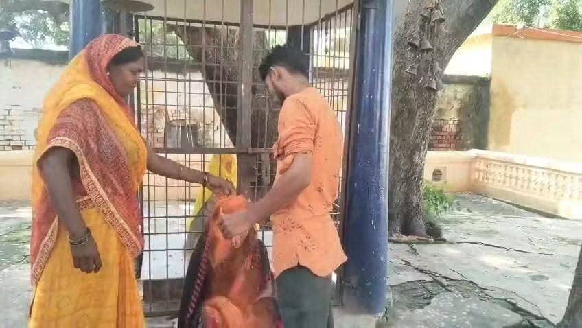 हलधरपुर में प्रेम प्रसंग का मामला सुलझा, थाने के मंदिर में प्रेमी ने प्रेमिका की मांग में भरा सिंदूर
मऊ के हलधरपुर थाने में मंगलवार को करीब दो साल पुराने प्रेम प्रसंग का मामला पंचायत के बाद सुलझ गया। प्रेमी-प्रेमिका अपने परिजनों और ग्रामीणों के साथ थाने पहुंचे थे। यहां दो घंटे से ज्यादा चली बातचीत के बाद प्रेमी ने थाना परिसर स्थित मंदिर में प्रेमिका की मांग में सिंदूर भरकर उसे पत्नी के रूप में स्वीकार कर लिया।
जानकारी के अनुसार, बगली पिंजरा गांव की मंजू और अरदौना गांव के हिमांशु के बीच करीब दो साल से प्रेम प्रसंग चल रहा था। कुछ समय पहले हिमांशु मंजू को लेकर घर से चला गया था। इसी दौरान मंजू ने करीब छह महीने पहले एक बेटे को जन्म दिया।
दोनों के घर से चले जाने के बाद परिजन परेशान थे। करीब एक सप्ताह पहले हिमांशु, मंजू और बच्चे के साथ गांव लौटा, जिसके बाद मामला विवाद में बदल गया। मंगलवार को दोनों पक्षों के लोग हलधरपुर थाने पहुंचे।
थाना परिसर में परिजनों और गांव के बुजुर्गों की मौजूदगी में दो घंटे से अधिक समय तक पंचायत चली। बातचीत के बाद हिमांशु ने मंदिर में मंजू की मांग में सिंदूर भरकर उसे पत्नी के रूप में स्वीकार किया। इसके बाद दोनों पक्षों के बीच विवाद शांत हो गया और परिजनों ने राहत की सांस ली।
इस दौरान माधुरी देवी, लालसा, श्रीकांत, सुनीता, मीरा, रविंद्र, शिवमंगल, लालजी, सुरेंद्र समेत दो दर्जन से अधिक लोग मौजूद रहे।
#हलधरपुर #मऊ #MauNews #LoveStory #UPNews