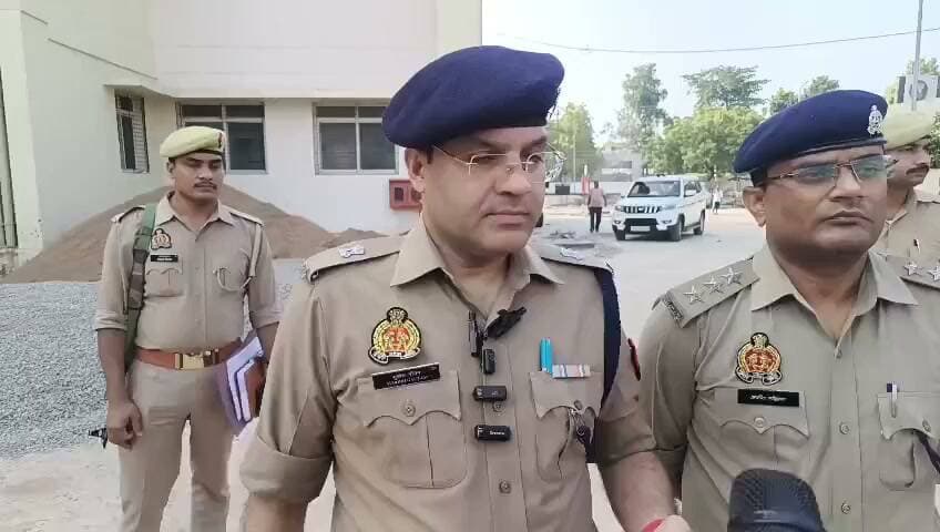 पत्नी की धारदार हथियार से हत्या का आरोप, पति हिरासत में; अवैध संबंधों के शक में पारिवारिक विवाद की बात सामने आई
हरदोई। कोतवाली शहर क्षेत्र में बुधवार सुबह एक महिला की हत्या का मामला सामने आने से सनसनी फैल गई। पुलिस के अनुसार 16 सितंबर 2026 को सुबह करीब पांच बजे सूचना मिली कि बेटगंज निवासी परवेज ने अपनी पत्नी नगमा (करीब 30 वर्ष) पर धारदार वस्तु से वार कर दिया, जिससे उसकी मौत हो गई।
सूचना मिलते ही उच्चाधिकारी और स्थानीय पुलिस मौके पर पहुंची तथा घटनास्थल का निरीक्षण किया। फील्ड यूनिट की टीम ने मौके से साक्ष्य संकलित किए। पुलिस ने शव को कब्जे में लेकर पंचायतनामा की कार्रवाई पूरी करने के बाद पोस्टमार्टम के लिए मोर्चरी भेज दिया।
पुलिस ने आरोपी पति परवेज को हिरासत में लेकर पूछताछ शुरू कर दी है। प्रारंभिक पुलिस जानकारी के मुताबिक परवेज और नगमा कोतवाली शहर क्षेत्र के मोहल्ला टीलिया में किराए के मकान में रहते थे। पुलिस के अनुसार परवेज को अपनी पत्नी के अवैध संबंध होने का शक था और दोनों के बीच पारिवारिक विवाद चल रहा था। इसी विवाद के चलते घटना होने की प्राथमिक जानकारी सामने आई है।
पुलिस का कहना है कि मामले के सभी पहलुओं की गहनता से जांच की जा रही है। पोस्टमार्टम रिपोर्ट और जांच में सामने आने वाले तथ्यों के आधार पर आगे की वैधानिक कार्रवाई की जाएगी।
इस संबंध में अपर पुलिस अधीक्षक पूर्वी द्वारा भी जानकारी दी गई है।