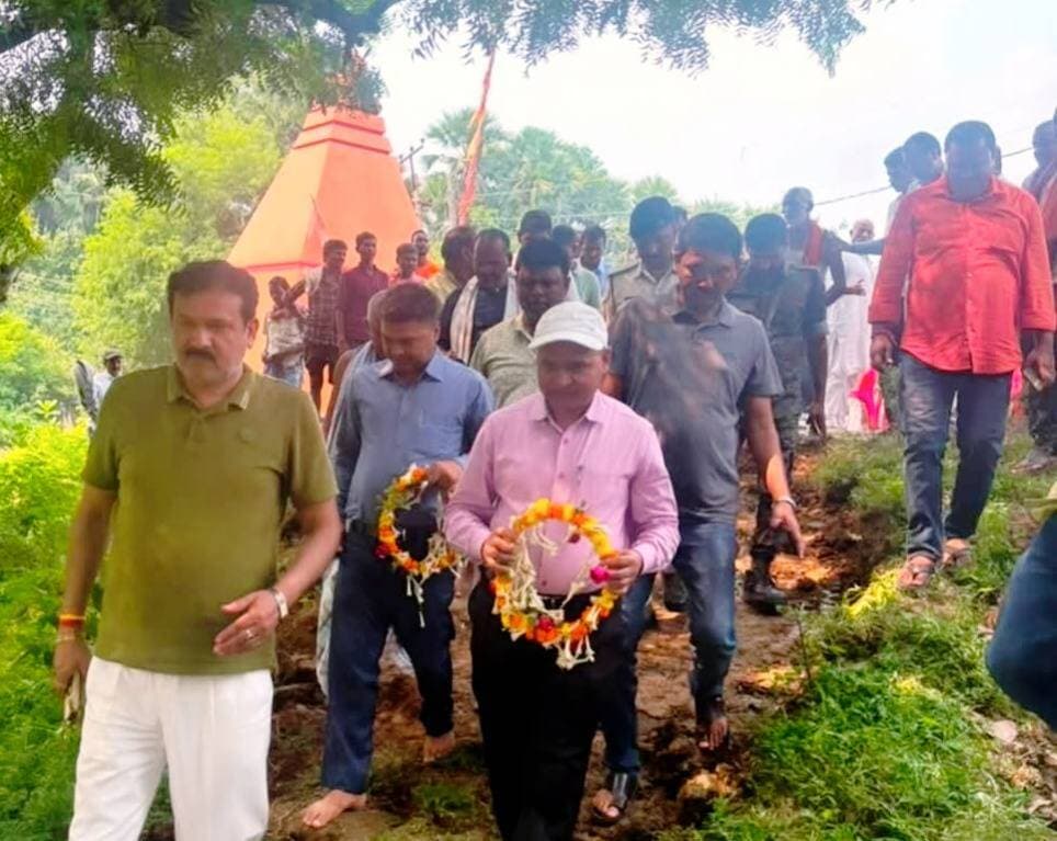 हिसुआ विधायक अनिल सिंह एवं प्रखंड विकास पदाधिकारी हिसुआ सकरा गांव पहुंचे और दिवंगत रामानंद सिंह मुखिया जी को फूलों का माला पहनकर उन्हें श्रद्धांजलि अर्पित की, एवं आखिरी प्रणाम भी गया । इस मौके पर पंचायत सहित सकरा गांव के समस्त लोग मौजूद रहे सबों के चेहरे पर दु:ख झलक रहा था । मानो सब लोग कह रहे हैं की इतना क्या जल्दी था मुखिया जी की आपने सब कुछ छोड़कर अचानक बैकुंठ धाम को निकल पड़े ।
समस्त पंचायत वासियों सहित Ppn News Hub,Nawada Bihar परिवार की ओर से दिवंगत मुखिया रामानंद प्रसाद सिंह को भावभीनी श्रद्धांजलि 💐💐🙏💐💐