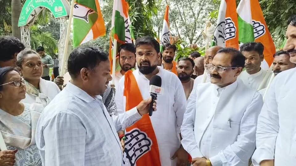 🔴 LIVE | कांग्रेस OBC विभाग का राजभवन घेराव कार्यक्रम
📍 रांची में कांग्रेस OBC विभाग द्वारा आयोजित राजभवन घेराव कार्यक्रम से देखिए LIVE कवरेज।
कार्यक्रम में नेताओं और कार्यकर्ताओं की मौजूदगी, प्रदर्शन और उठाए जा रहे मुद्दों की पल-पल की अपडेट।
📺 Ugta Jharkhand के साथ जुड़े रहें और देखें पूरा LIVE प्रसारण।
#Congress #CongressOBC #OBCDepartment #RajBhavanGherao #Ranchi #Jharkhand #CongressJharkhand #OBC #PoliticalNews #RanchiNews #JharkhandNews #LiveNews #UgtaJharkhand