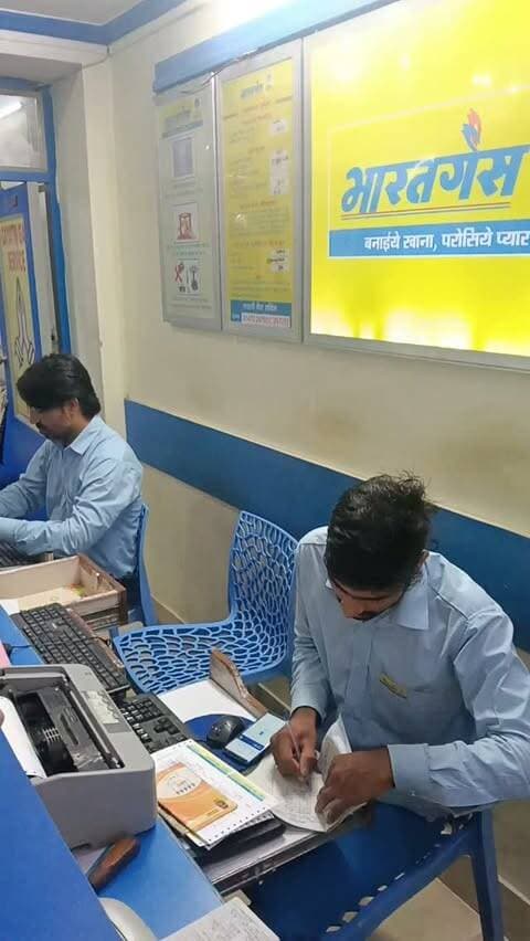 न्यू क्लॉथ मार्केट, चित्तौड़गढ़ स्थित भारत गैस एजेंसी के विक्रेता ने उपभोक्ताओं से किया निवेदन—गैस सिलेंडर लेते समय इन जरूरी बातों का रखें ध्यान!
सिलेंडर की सील, वजन और लीकेज की जरूर करें जांच। गैस सिलेंडर की सप्लाई आसानी से हो रही है, फिर भी सुरक्षा के प्रति सावधानी रखना बेहद जरूरी है।
आप भी रहें सतर्क, सुरक्षित रहें।