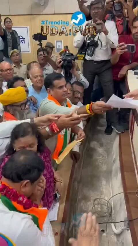 उदयपुर नगर निगम: भाजपा से पारस सिंघवी ने भरा नामांकन
उदयपुर नगर निगम में महापौर पद के लिए चल रहे लंबे मंथन और सस्पेंस के बाद भारतीय जनता पार्टी ने अपना पत्ता खोल दिया है। भाजपा की ओर से पारस सिंघवी ने महापौर पद के लिए अपना आधिकारिक नामांकन दाखिल कर दिया है। इससे पहले कांग्रेस की तरफ से पूनम कुंवर अपना पर्चा दाखिल कर चुकी हैं, जिसके साथ ही अब उदयपुर के महापौर चुनाव की सियासी तस्वीर पूरी तरह साफ हो गई है।