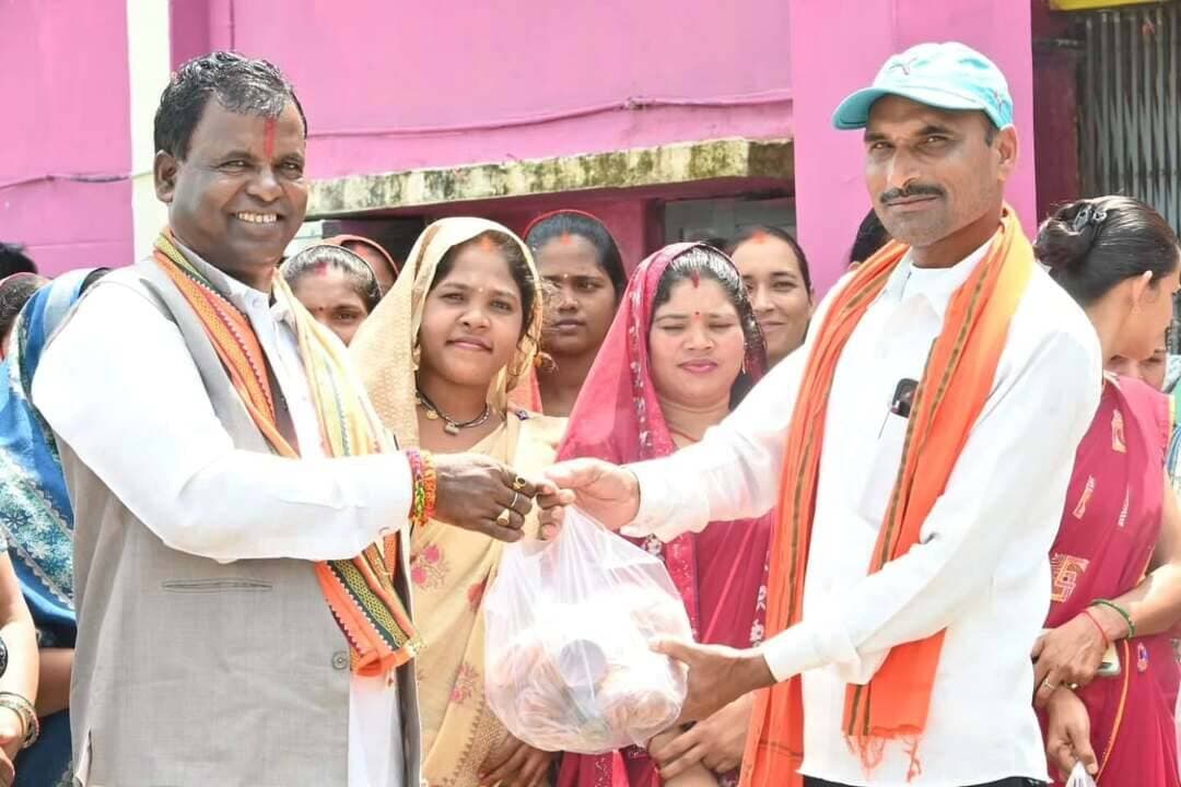 🪔 एक दीप आशीर्वाद का, एक संकल्प विकसित भारत का
सेवा, सुशासन और जनभागीदारी के संदेश को जन-जन तक पहुंचाने के उद्देश्य से प्रेमनगर विधायक श्री भूलन सिंह मरावी द्वारा जनपद पंचायत प्रेमनगर क्षेत्र में दीप वितरण कर सेवा संकल्प अभियान के प्रति जागरूक किया गया।
आइए, 17 सितंबर को शाम 7 बजे एक दीप जलाकर जनसेवा और विकसित भारत-2047 के संकल्प में सहभागी बनें।
#सेवा_संकल्प_अभियान #SevaSankalpAbhiyan #SevaSankalp #JanSeva #JanBhagidari
@narendramodi_pmoindia
@chhattisgarhcmo
@dpr.chhattisgarh
@bhulansinghmarabi
@rena_jamil_ias