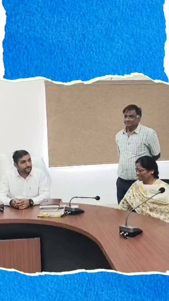 BJP के दो दावेदारों ने भरा पर्चा, डूंगरपुर सभापति की कुर्सी पर बढ़ा सस्पेंस
डूंगरपुर नगर परिषद में सभापति की कुर्सी पर सस्पेंस बरकरार है। बुधवार को सभापति पद के लिए भाजपा की ओर से प्रभु पण्ड्या और सुशीला गुप्ता ने नामांकन दाखिल किया। वहीं कांग्रेस प्रत्याशी भरत नागदा ने भी नामांकन पेश किया। भाजपा के दोनों दावेदारों ने संगठन के निर्देश पर नामांकन भरने की बात कही है। अब शुक्रवार को नाम वापसी की अंतिम तारीख के बाद तस्वीर साफ होगी कि भाजपा किस चेहरे को मैदान में रखती है। नगर परिषद के 40 वार्डों में भाजपा के 24, कांग्रेस के 12 और BAP के 3 पार्षद हैं। एक निर्दलीय पार्षद का समर्थन भी भाजपा के साथ है। ऐसे में बहुमत भाजपा के पास है, लेकिन दो नामांकन ने सियासी सस्पेंस बढ़ा दिया है।
#Dungarpur #DungarpurNews #RajasthanNews #MunicipalElection #ChairmanElection BJP Congress BAP DungarpurPolitics RajasthanPolitics Election2026 Cut2CutLive