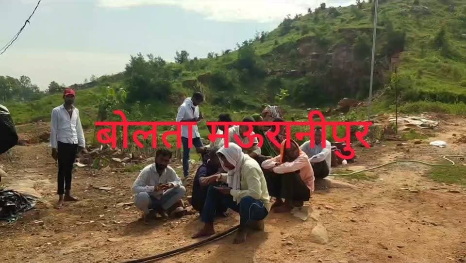 मऊरानीपुर मेरी कमाई पीड़ितों के चेहरे की मुस्कान है वही मेरा शुल्क है काली सरकार ग्राम कुरेचा की मोड़ पर लग रहा काली दरबार में हो रही लोगों की मनोकामना पूर्ण