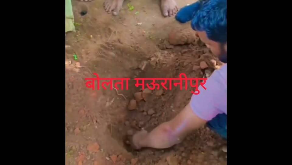 झांसी थाना सीपरी क्षेत्र में रुद्र करारी और रीनिजा गांव के बीच आधी रात खेत में गड़े धन की खुदाई ग्रामीणों ने संदिग्धों को पकड़ा