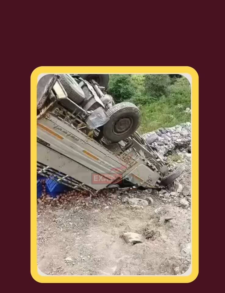 जाओं स्कूल कैंची के पास बुल्डोजर की चपेट में आई पिकअप, 120 क्रेट सेब प्रभावित
शिमला : रामपुर बुशहर के जाओं स्कूल कैंची के पास सड़क कार्य के दौरान बुल्डोजर की चपेट में आने से सेब से लदी पिकअप पलट गई। हादसे में करीब 120 क्रेट सेब प्रभावित हुए हैं। गनीमत रही कि पिकअप गहरी खाई में नहीं गिरी। हादसे से चायल क्षेत्र के बागवानों को आर्थिक नुकसान होने की आशंका है।
#RampurBushahr #AppleSeason #HimachalNews #RoadAccident #Chail #ChambaExpress
