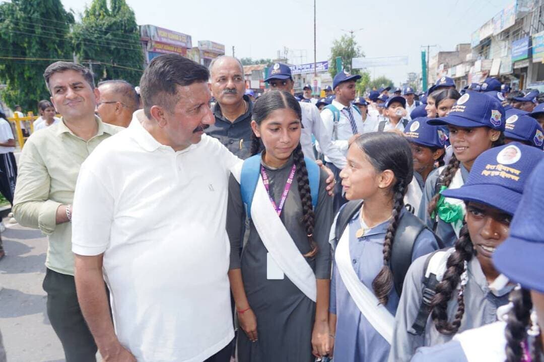 *चिट्टे के खिलाफ जागरूकता के साथ तस्करों पर कार्रवाई भी जारी रहेगी: मुकेश अग्निहोत्री*
*उपमुख्यमंत्री मुकेश अग्निहोत्री मुख्यमंत्री संग एंटी-चिट्टा वॉकथॉन में हुए शामिल*
ऊना, 16 सितंबर। उपमुख्यमंत्री मुकेश अग्निहोत्री आज मुख्यमंत्री ठाकुर सुखविंद्र सिंह सुक्खू के नेतृत्व में ऊना में आयोजित एंटी-चिट्टा वॉकथॉन में शामिल हुए। इंदिरा स्टेडियम से बस स्टैंड तक आयोजित इस वॉकथॉन में 25 हजार से अधिक लोगों ने भाग लिया, जिसमें जिला भर के स्कूलों के बच्चों की संख्या सबसे अधिक रही। स्कूलों के बच्चों के साथ कॉलेजों सहित समाज के विभिन्न वर्गों ने भी इसमें भाग लिया।
मुकेश अग्निहोत्री ने कहा कि चिट्टे के खिलाफ प्रदेशव्यापी मुहिम चल रही है। चिट्टा केवल हिमाचल ही नहीं, बल्कि देश और अंतरराष्ट्रीय स्तर की समस्या है। बाहर से होने वाली इसकी सप्लाई के कारण इसका प्रकोप प्रदेश के हर कोने तक पहुंच गया है। ऐसे में बच्चों और युवाओं को जागरूक करना बेहद जरूरी है। उन्होंने कहा कि ऊना में आयोजित वॉकथॉन के माध्यम से बच्चों के साथ-साथ समाज के हर वर्ग को चिट्टे से दूर रहने का संदेश दिया गया है।
उन्होंने कहा कि सरकार जागरूकता के साथ-साथ चिट्टे के तस्करों के खिलाफ भी कड़ी कार्रवाई कर रही है। तस्करी में संलिप्त लोगों की संपत्तियां जब्त की जा रही हैं और अब तक 50 करोड़ रुपये से अधिक की संपत्तियां जब्त की जा चुकी हैं। चिट्टे से जुड़े मामलों में दो दर्जन से अधिक सरकारी कर्मचारियों को नौकरी से बर्खास्त किया जा चुका है। वहीं, नशे का सेवन करने वालों को चिट्टा छोड़ने में मदद देने के लिए भी सरकार कार्य कर रही है।
*पंचायतों को भी अभियान से जोड़ा, सूचना देने वालों की पहचान रखी जा रही गुप्त*
उपमुख्यमंत्री ने कहा कि चिट्टे के खिलाफ लड़ाई पूरे समाज की लड़ाई है। हिमाचल पुलिस तस्करों के खिलाफ अच्छा काम कर रही है। इस अभियान में पंचायतों को भी शामिल किया गया है। संदिग्ध व्यक्तियों की सूचना मिलने पर सूचना देने वाले की पहचान गुप्त रखते हुए कार्रवाई की जा रही है। उन्होंने कहा कि चिट्टे की तस्करी में महिलाओं और लड़कियों की संलिप्तता के मामले भी सामने आ रहे हैं, इसलिए समाज के हर वर्ग को जागरूक और सतर्क रहने की जरूरत है।
उन्होंने कहा कि पड़ोसी राज्यों और केंद्र के साथ समन्वय कर संयुक्त अभियान भी चलाए जा रहे हैं। चिट्टे के खिलाफ कार्रवाई को और प्रभावी बनाने के लिए कानून में आवश्यक संशोधनों पर भी काम किया जा रहा है। इस संबंध में केंद्रीय गृह मंत्री से भी मुलाकात कर चर्चा की गई है।
मुकेश अग्निहोत्री ने कहा कि हिमाचल को चिट्टा मुक्त समाज बनाने के लिए जागरूकता अभियान लगातार चलाया जाएगा और इसके साथ ही तस्करों के खिलाफ कार्रवाई भी जारी रहेगी। उन्होंने कहा कि आज के कार्यक्रम में हजारों बच्चों और समाज के विभिन्न वर्गों की भागीदारी से बड़ा संदेश गया है। सरकार हर वर्ग को साथ लेकर कदम से कदम मिलाकर चिट्टे के खिलाफ लड़ाई लड़ रही है।