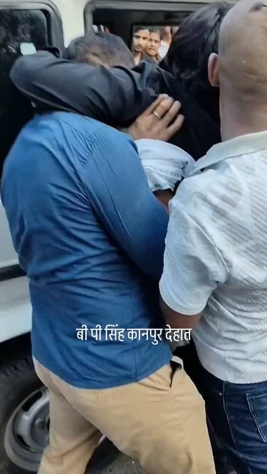 #🚨 कानपुर देहात ब्रेकिंग
मातीकोर्ट गेट नंबर-1 पर SOG-सर्विलांस टीम की कार्रवाई से हंगामा, युवक को हिरासत में लेने पर वकीलों का विरोध
अकबरपुर। मातीकोर्ट गेट नंबर-1 पर बुधवार को SOG-सर्विलांस टीम की कार्रवाई के दौरान उस समय हंगामा खड़ा हो गया, जब सिविल ड्रेस में बिना नंबर प्लेट की बोलेरो से पहुंची पुलिस टीम ने एक युवक को हिरासत में लिया। युवक को पकड़े जाने के बाद उसने मौके पर मौजूद लोगों से बचाने की गुहार लगाते हुए कहा—“मुझे बचा लीजिए, मुझे गोली मार देंगे।”
युवक की गुहार सुनकर मौके पर स्थानीय अधिवक्ता पहुंच गए। इसके बाद SOG-सर्विलांस टीम और अधिवक्ताओं के बीच तीखी नोकझोंक शुरू हो गई। मामला बढ़ने पर दोनों पक्षों के बीच झड़प की स्थिति बन गई और मातीकोर्ट के मुख्य गेट व मेन रोड पर काफी देर तक हंगामा चलता रहा।
अधिवक्ताओं ने सिविल ड्रेस में पहुंची पुलिस टीम और बिना नंबर प्लेट के वाहन को लेकर सवाल उठाए। उनका आरोप था कि पुलिस टीम बिना स्पष्ट परिचय बताए प�