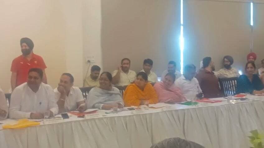 सदन की बैठक नगर निगम का जेई सस्पैंड, बिजली निगम के जेई पर भी गिरी गाज
पार्षदों की शिकायत के बाद मेयर की सिफारिश पर कमिश्नर ने दिए आदेश
विकास कार्यों में गुणवत्ता का ध्यान न रखने पर एक एजेंसी की डी-बार
मेयर की अध्यक्षता में हुई सदन की बैठक में करोड़ों रुपए के विकास कार्यों को मिली मंजूरी