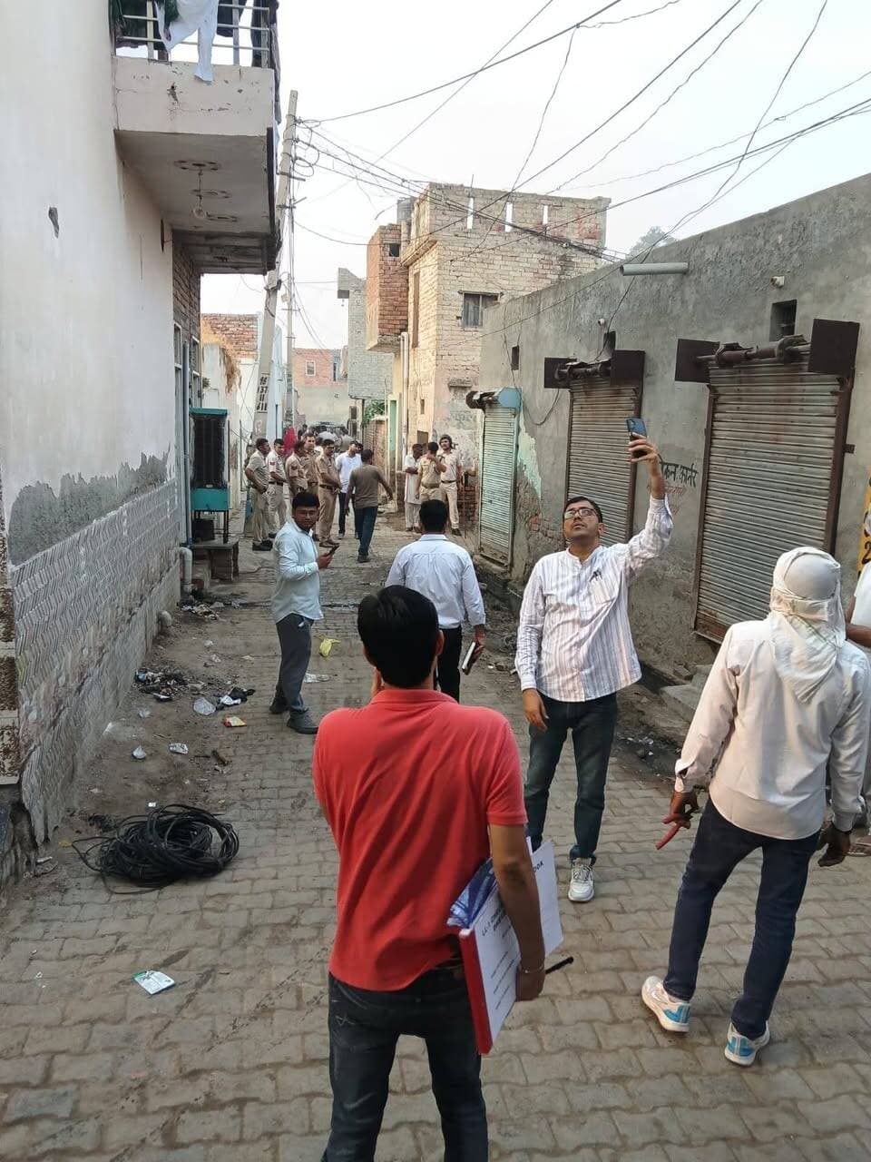 *बिजली चोरी करने वालों पर हिसार पुलिस की सख्ती, अम्बेडकर बस्ती में पुलिस-बिजली विभाग का संयुक्त चैकिंग अभियान*
*करीब 30 घरों के खिलाफ बिजली विभाग ने की कार्रवाई, अवैध कनेक्शन व बिजली चोरी पर रहेगी कड़ी नजर : एसपी सिद्धान्त जैन*
हिसार, 16 सितम्बर। पुलिस अधीक्षक हिसार श्री सिद्धान्त जैन, आईपीएस के निर्देशानुसार अवैध गतिविधियों पर प्रभावी अंकुश लगाने तथा संबंधित विभागों के साथ बेहतर समन्वय स्थापित कर कानून व्यवस्था को मजबूत बनाए रखने के उद्देश्य से हिसार पुलिस द्वारा लगातार संयुक्त अभियान चलाए जा रहे हैं। इसी कड़ी में आज पुलिस चौकी पड़ाव क्षेत्र की अम्बेडकर बस्ती में हिसार पुलिस एवं बिजली विभाग की संयुक्त टीम द्वारा ज्वाइंट ऑपरेशन चलाकर सघन चैकिंग अभियान चलाया गया।
संयुक्त टीम द्वारा प्रभारी पुलिस चौंकी पड़ाव SI सन्दीप कुमार के नेतृत्व में अम्बेडकर बस्ती में घर-घर जाकर बिजली कनेक्शनों की जांच की गई। चैकिंग के दौरान बिजली कनेक्शन की वैधता, मीटर एवं बिजली आपूर्ति से संबंधित विभिन्न पहलुओं की गहनता से जांच की गई। अभियान के दौरान करीब 30 घरों के खिलाफ बिजली विभाग द्वारा नियमानुसार कार्रवाई की गई।
*अवैध कनेक्शन और बिजली चोरी पर होगी कड़ी कार्रवाई*
पुलिस अधीक्षक हिसार श्री सिद्धान्त जैन, आईपीएस ने स्पष्ट निर्देश दिए हैं कि बिजली चोरी, अवैध कनेक्शन अथवा बिजली व्यवस्था के साथ किसी भी प्रकार की छेड़छाड़ को बर्दाश्त नहीं किया जाएगा। ऐसे मामलों में संबंधित विभाग के साथ समन्वय स्थापित कर नियमानुसार प्रभावी कार्रवाई सुनिश्चित की जाएगी।
एसपी हिसार ने कहा कि बिजली चोरी से सरकारी राजस्व को नुकसान पहुंचने के साथ-साथ अवैध कनेक्शन के कारण शॉर्ट-सर्किट, आगजनी और जान-माल की सुरक्षा को भी खतरा उत्पन्न हो सकता है। इसलिए प्रत्येक नागरिक वैध बिजली कनेक्शन का ही उपयोग करे और बिजली व्यवस्था से किसी भी प्रकार की छेड़छाड़ न करे।
*संयुक्त चैकिंग अभियान आगे भी रहेगा जारी*
हिसार पुलिस द्वारा स्पष्ट किया गया है कि अवैध कनेक्शन एवं बिजली चोरी की गतिविधियों की सूचना मिलने पर पुलिस और बिजली विभाग द्वारा संयुक्त रूप से जांच एवं आवश्यक कार्रवाई की जाएगी। संवेदनशील एवं ऐसे क्षेत्रों में जहां इस प्रकार की शिकायतें सामने आती हैं, वहां भविष्य में भी औचक चैकिंग अभियान जारी रखे जाएंगे।
पुलिस अधीक्षक हिसार ने आमजन से अपील की है कि बिजली का उपयोग नियमानुसार करें और किसी भी व्यक्ति को अवैध रूप से बिजली कनेक्शन लेने या बिजली चोरी करने में सहयोग न दें। नियमों का उल्लंघन पाए जाने पर संबंधित व्यक्ति के विरुद्ध कानून एवं नियमों के अनुसार कार्रवाई की जाएगी।