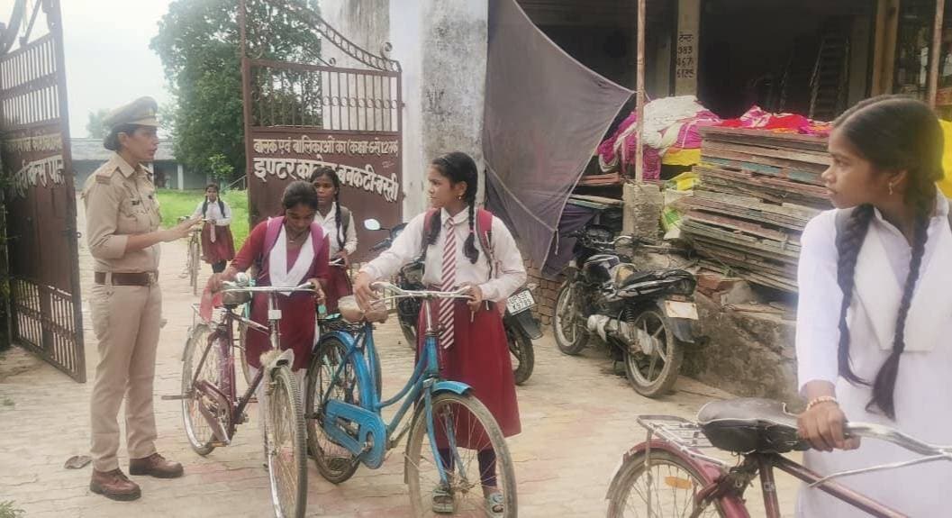 *मिशन शक्ति के तहत एंटी रोमियो स्क्वाड की सख्ती, लालगंज क्षेत्र में 43 संदिग्धों से पूछताछ, 2 मनचलों से माफीनामा*
*जनपद बस्ती, 16 सितंबर 2026।* पुलिस अधीक्षक बस्ती के आदेश पर और अपर पुलिस अधीक्षक बस्ती के निर्देशन में चलाए जा रहे मनचलों व शोहदों के विरुद्ध विशेष अभियान के तहत आज एंटी रोमियो स्क्वाड ने थाना लालगंज क्षेत्र में सघन चेकिंग अभियान चलाया।
*एंटी रोमियो स्क्वाड प्रभारी म0उ0नि0 शाइस्ता* के नेतृत्व में टीम ने सूर्य बक्स इंटर कॉलेज बनकटी बाजार, जी.जी.वाई इंटर कॉलेज महादेवा बाजार सहित आसपास के कोचिंग सेंटरों, मुख्य सड़कों, चौराहों और भीड़-भाड़ वाले स्थानों पर चेकिंग की। इस दौरान टीम ने स्कूल-कॉलेज से आने-जाने वाली छात्राओं से संवाद किया, उन्हें महिला सुरक्षा, हेल्पलाइन नंबरों और मिशन शक्ति के बारे में जागरूक किया। पुलिस टीम ने बाजार में महिला दुकानदारों से भी बातचीत कर अनावश्यक रूप से घूमने वाले शोहदों के बारे में जानकारी ली। चेकिंग के दौरान कोई अप्रिय घटना नहीं मिली, लेकिन अनावश्यक घूम रहे करीब 43 व्यक्तियों से पूछताछ की गई तथा 2 मनचलों को पकड़कर हिदायत देते हुए माफीनामा भरवाया गया। छात्राओं की समस्याएं सुनी गईं और मौके पर ही उनका निस्तारण किया गया।
*इस कार्रवाई में एंटी रोमियो टीम की भूमिका सराहनीय रही -*
*1- प्रभारी म0उ0नि0 शाइस्ता - एंटी रोमियो स्क्वाड जनपद बस्ती (टीम प्रभारी)* 2- म0हे0का0 सुनीता यादव एंटी रोमियो स्क्वाड
3- म0का0 ममता चौहान एंटी रोमियो स्क्वाड
4- म0का0 रश्मि सिंह एंटी रोमियो स्क्वाड
*महिला सुरक्षा को लेकर बस्ती पुलिस का सख्त संदेश *प्रभारी शाइस्ता* के नेतृत्व में एंटी रोमियो टीम लगातार स्कूल, कॉलेज और बाजारों में सक्रिय है। उनकी टीम का व्यवहार जहां छात्राओं के लिए भरोसेमंद है, वहीं मनचलों के लिए सख्त है। इस तरह की रोजाना चेकिंग से जहां छात्राओं में सुरक्षा की भावना बढ़ी है, वहीं अभिभावक भी निश्चिंत हैं। पुलिस की यह पहल मिशन शक्ति को जमीनी स्तर पर मजबूत कर रही है और बेटियों को बेखौफ होकर पढ़ाई और अपने काम पर जाने के लिए प्रेरित कर रही है।
संवाददाता हरी ओम प्रकाश
राष्ट्रीय हिंदी दैनिक कौशल का भारत