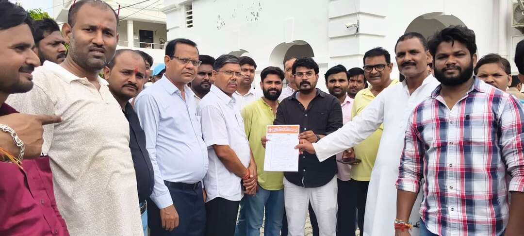 *बिल्डिंग मैटेरियल व्यापारियों ने ट्रक माफियाओं के खिलाफ पुलिस अधीक्षक कार्यालय में दिया ज्ञापन, बोले- 5 से 7 रुपये महंगा मोरंग खरीदने का बना रहे दबाव*
जनपद बस्ती, उत्तर प्रदेश 16 सितंबर 2026
* बिल्डिंग मैटेरियल एसोसिएशन बस्ती के बैनर तले जिले के बिल्डिंग मैटेरियल व्यापारियों ने आज पुलिस अधीक्षक कार्यालय पहुंचकर क्षेत्राधिकारी रुधौली को ज्ञापन सौंपकर कुछ उपद्रवी ट्रक मालिकों के खिलाफ कार्रवाई की मांग की है। व्यापारियों का आरोप है कि बस्ती के कुछ ट्रक मालिक उन्हें जबरदस्ती बाजार भाव से 5 से 7 रुपये प्रति फीट महंगा मोरंग-गिट्टी खरीदने के लिए मजबूर कर रहे हैं और न लेने पर 20-30 लोगों के साथ दुकान पर आकर गाली-गलौज व मारपीट पर आमादा हो जाते हैं। ज्ञापन में विशेष रूप से दीपक सिंह, राजू चौधरी, देवेश, राज कुमार सिंह और आलोक सिंह नामक ट्रक मालिकों का जिक्र किया गया है। एसोसिएशन के अध्यक्ष *फूलचन्द चौधरी* और महामंत्री *मनोज जायसवाल* ने बताया कि खलीलाबाद से ट्रक मोरंग नापी पर बस्ती में मिल रहा है, जबकि बस्ती के ट्रक मालिक टन/वजन पर देने का दबाव बना रहे हैं। यदि व्यापारी खलीलाबाद की गाड़ी अपनी दुकान पर खाली कराना चाहते हैं तो बस्ती के मोटर मालिक मारपीट की धमकी देकर गाड़ी वाले को भगा देते हैं।
पीड़ित व्यापारियों ने बताया कि पिछले एक सप्ताह से यह उत्पीड़न बढ़ गया है। दिनांक 15.09.2026 को जेपी ट्रेडिंग कंपनी पचपेड़िया, मौर्या बिल्डिंग मैटेरियल, माधुरी बिल्डिंग मैटेरियल और दिनांक 16.09.2026 को प्रेम बिल्डिंग मैटेरियल, सागर ट्रेडर्स, जीनियस इंटरप्राइजेज की दुकानों पर इस तरह की घटनाएं हुई हैं, जिसका फोटो-वीडियो साक्ष्य उनके पास उपलब्ध है।
*ज्ञापन देने में प्रमुख रूप से शामिल रहे -* चौधरी बिल्डिंग मैटेरियल से फूलचन्द चौधरी, प्रज्ञा एंटरप्राइजेज से अश्वनी गुप्ता, सागर ट्रेडर्स, सोना ट्रेडर्स व माधुरी ट्रेडर्स सहित एसोसिएशन के कई पदाधिकारी।
एसोसिएशन ने पुलिस से मांग की है कि उक्त अराजक तत्वों के खिलाफ सख्त कार्रवाई कर व्यापारियों को सुरक्षा मुहैया कराई जाए।
*बस्ती में निर्माण व्यवसाय पर मंडरा रहा संकट -* यह मामला सिर्फ दो-चार दुकानदारों का नहीं, बल्कि पूरे जिले के निर्माण सेक्टर से जुड़ा है। मोरंग-गिट्टी जैसे कच्चे माल पर अगर ट्रक माफियाओं का एकाधिकार हो गया तो सीधा असर आम आदमी के घर बनाने के बजट पर पड़ेगा। व्यापारी पहले ही जीएसटी, भाड़ा वृद्धि और बरसात में माल की कमी से जूझ रहे हैं, ऊपर से इस तरह की जबरन वसूली से उनका मनोबल टूट रहा है। पुलिस प्रशासन को चाहिए कि खलीलाबाद और बस्ती के ट्रकों के लिए एक पारदर्शी नाप-तौल और रेट की व्यवस्था तय करे, ताकि न तो ट्रक मालिकों का शोषण हो और न ही व्यापारियों का।
संवाददाता हरि ओम प्रकाश
राष्ट्रीय हिंदी दैनिक कौटिल्य का भारत