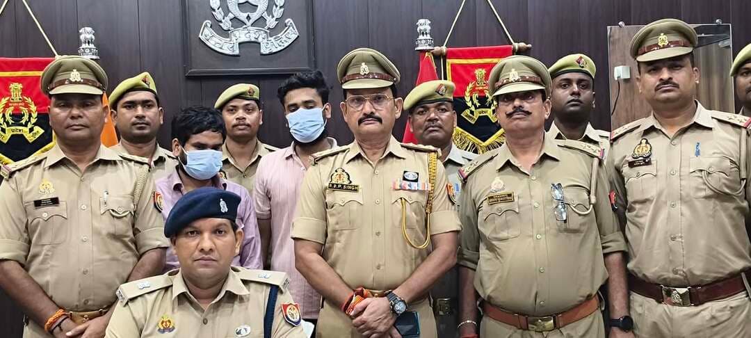 .*बस्ती में अश्लील वीडियो बनाकर 1.20 लाख की लूट करने वाले 2 शातिर गिरफ्तार, पिस्टल, कारतूस और लूटी गई कार बरामद*
जनपद बस्ती, उत्तर प्रदेश 16 सितंबर 2026
जनपद बस्ती में सोशल मीडिया पर दोस्ती और ब्लैकमेलिंग के जरिए लूटपाट करने वाले गिरोह पर थाना हरैया व थाना छावनी पुलिस ने बड़ी कार्रवाई की है। पुलिस की संयुक्त टीम ने अश्लील वीडियो बनाकर डरा-धमकाकर ऑनलाइन 1 लाख रुपये ट्रांसफर कराने और 20 हजार नगद लूटने वाले दो अभियुक्तों को गिरफ्तार किया है। उनके कब्जे से एक पिस्टल, चार जिंदा कारतूस, लूट के 17,140 रुपये नकद, चार मोबाइल और घटना में प्रयुक्त काले रंग की स्विफ्ट कार बरामद हुई है।
एसपी के निर्देशन में हुई इस कार्रवाई में प्रभारी निरीक्षक हरैया संजय कुमार व प्रभारी निरीक्षक छावनी राणा देवेंद्र प्रताप सिंह की संयुक्त टीम ने मुखबिर की सूचना पर दिनांक 16.09.2026 को सुबह करीब 04:30 बजे बैलाडे शुक्ल मोड़ से दोनों को धर दबोचा।
*गिरफ्तार अभियुक्तों का विवरण -*
1. सूरज मिश्र पुत्र स्व0 उमाशंकर मिश्र, उम्र करीब 23 वर्ष, निवासी मल्हूपुर, थाना छावनी, बस्ती।
2. श्याम त्रिपाठी उर्फ मनीष पुत्र ओमप्रकाश त्रिपाठी, उम्र करीब 25 वर्ष, निवासी ग्राम रेवरा दास, थाना हर्रैया, बस्ती।
*बरामदगी का विवरण -*
1. एक अदद पिस्टल व चार जिंदा कारतूस
2. लूट के 17,140/- रुपये नकद (कुल 20 हजार में से बाकी 2860 रुपये खाने-पीने में खर्च करना कबूला)
3. चार मोबाइल - दो आईफोन व दो एंड्रॉयड
4. घटना में प्रयुक्त काले रंग की स्विफ्ट कार नंबर UP32RS3752
*घटना का पूरा विवरण -*
पीड़ित नीरज दुबे पुत्र यदुनाथ दुबे निवासी शंभूपुरा, थाना छावनी ने 15.09.2026 को थाना हरैया पर तहरीर दी थी। बताया कि पूर्व परिचित सूरज मिश्र ने फोन कर त्यागी पेट्रोल पंप बड़हर कला पर बुलाया। वह पहुंचे तो पहले से कार में बैठे सूरज मिश्र, श्याम त्रिपाठी उर्फ मनीष व सत्यम तिवारी पुत्र अज्ञात निवासी मुड़वरा, थाना छावनी ने उन्हें काले रंग की स्विफ्ट कार UP32RS3752 में बैठा लिया और हरदिया प्राइमरी स्कूल ले गए। वहां मारपीट, गाली-गलौज कर अश्लील वीडियो बनाया, पिस्टल दिखाकर जान से मारने की धमकी दी और जबरन उनके UPI अकाउंट से 1,00,000/- रुपये अपने मित्र गौतम कुमार के खाते में ट्रांसफर करा लिया। साथ ही झोले में रखे 20,000 रुपये नकद भी छीन लिए।
इस पर थाना हरैया पर मु0अ0सं0-264/2026 धारा- 140(1), 308(2), 309(4), 115(2), 352, 351(2), 3(5) BNS के तहत मुकदमा पंजीकृत हुआ। बरामदगी के आधार पर इसमें धारा-3/25 Arms Act की बढ़ोतरी की गई है तथा कार को धारा-207 M.V. Act के तहत सीज किया गया है। तीसरे अभियुक्त सत्यम तिवारी की तलाश जारी है।
*पूछताछ में बड़ा खुलासा -*
अभियुक्तों ने कबूला कि सूरज मिश्र की पीड़ित से 5-6 साल पुरानी जान-पहचान थी, सिर्फ मैसेज व फोन पर बात होती थी। वारदात के लिए बाकायदा योजना बनाई थी। बरामद पिस्टल के बारे में बताया कि इसे ताबेपुर, जनपद गोंडा के एक हथियार तस्कर से खरीदा था, जिससे वे परिचित नहीं हैं। इसी पिस्टल से लोगों को डरा-धमकाकर लूटते थे। पकड़े जाने के डर से वे हरदिया चौराहे से लखनऊ भागने की फिराक में थे।
*अपराधिक इतिहास -*
सूरज मिश्र पर छावनी, हरैया व नगर थाने में पॉक्सो एक्ट, आर्म्स एक्ट, मारपीट सहित 6 मुकदमे, जबकि श्याम त्रिपाठी पर हरैया, छावनी, परसरामपुर, दुबौलिया थाने में 8 मुकदमे पहले से दर्ज हैं। दोनों शातिर किस्म के अपराधी हैं।
*पुलिस टीम का विवरण -* प्रभारी निरीक्षक हरैया संजय कुमार, प्रभारी निरीक्षक छावनी राणा देवेंद्र प्रताप सिंह, उ0नि0 अजय कुमार मिश्र, उ0नि0 कामेश्वर मिश्र, उ0नि0 मनोज यादव, हे0का0 दीपराज यादव, का0 राजेश मौर्या, का0 नरेन्द्र कुमार व का0 ज्ञान प्रकाश वर्मा।
*पुलिस की इस कार्रवाई से जिले में एक बड़ा संदेश गया है।* आजकल सोशल मीडिया की आड़ में पुरानी जान-पहचान का फायदा उठाकर अश्लील वीडियो बनाकर ब्लैकमेलिंग और ऑनलाइन लूट की घटनाएं तेजी से बढ़ रही हैं। बस्ती पुलिस की सतर्कता और संयुक्त टीम की तत्परता से 24 घंटे के भीतर आरोपियों की गिरफ्तारी यह साबित करती है कि अपराधी चाहे कितना भी शातिर क्यों न हो, कानून के हाथों से बच नहीं सकता। पुलिस ने आमजन से अपील की है कि किसी भी अनजान व्यक्ति के बुलाने पर सुनसान जगह पर न जाएं और यदि कोई धमकी या वसूली करे तो तुरंत 112 या संबंधित थाने को सूचना दें।
संवाददाता हरी ओम प्रकाश
राष्ट्रीय हिंदी दैनिक कौटिल्य का भारत