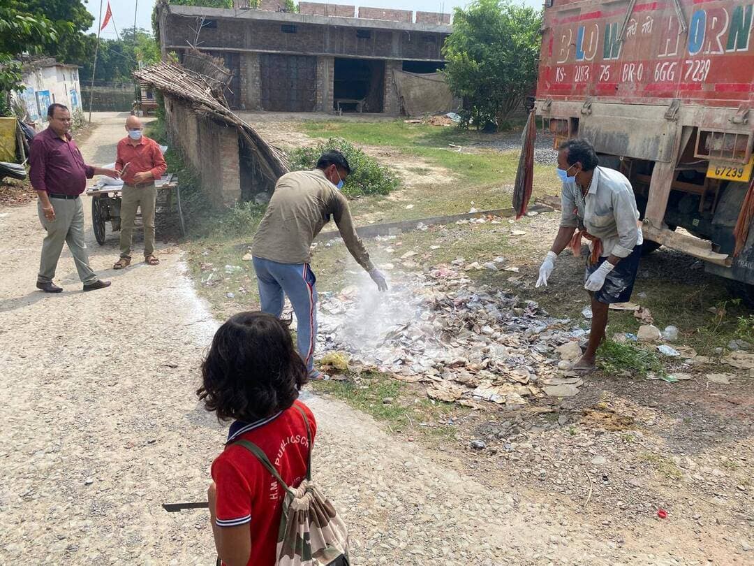 बाढ़ प्रभावित क्षेत्रों में स्वच्छता एवं स्वास्थ्य सुरक्षा को लेकर विशेष अभियान
बाढ़ का पानी उतरने के बाद संभावित स्वास्थ्य एवं स्वच्छता संबंधी चुनौतियों को देखते हुए प्रखंड विकास पदाधिकारी के नेतृत्व में प्रभावित क्षेत्रों में लगातार चूना, ब्लीचिंग पाउडर एवं अन्य आवश्यक सामग्री का छिड़काव कराया जा रहा है।
जलजमाव वाले क्षेत्रों की सफाई एवं सैनिटाइजेशन पर विशेष ध्यान दिया जा रहा है।
आमजन को स्वच्छ एवं सुरक्षित वातावरण उपलब्ध कराने के लिए जिला प्रशासन द्वारा लगातार आवश्यक कदम उठाए जा रहे हैं।
जिला प्रशासन, सारण — छपरा