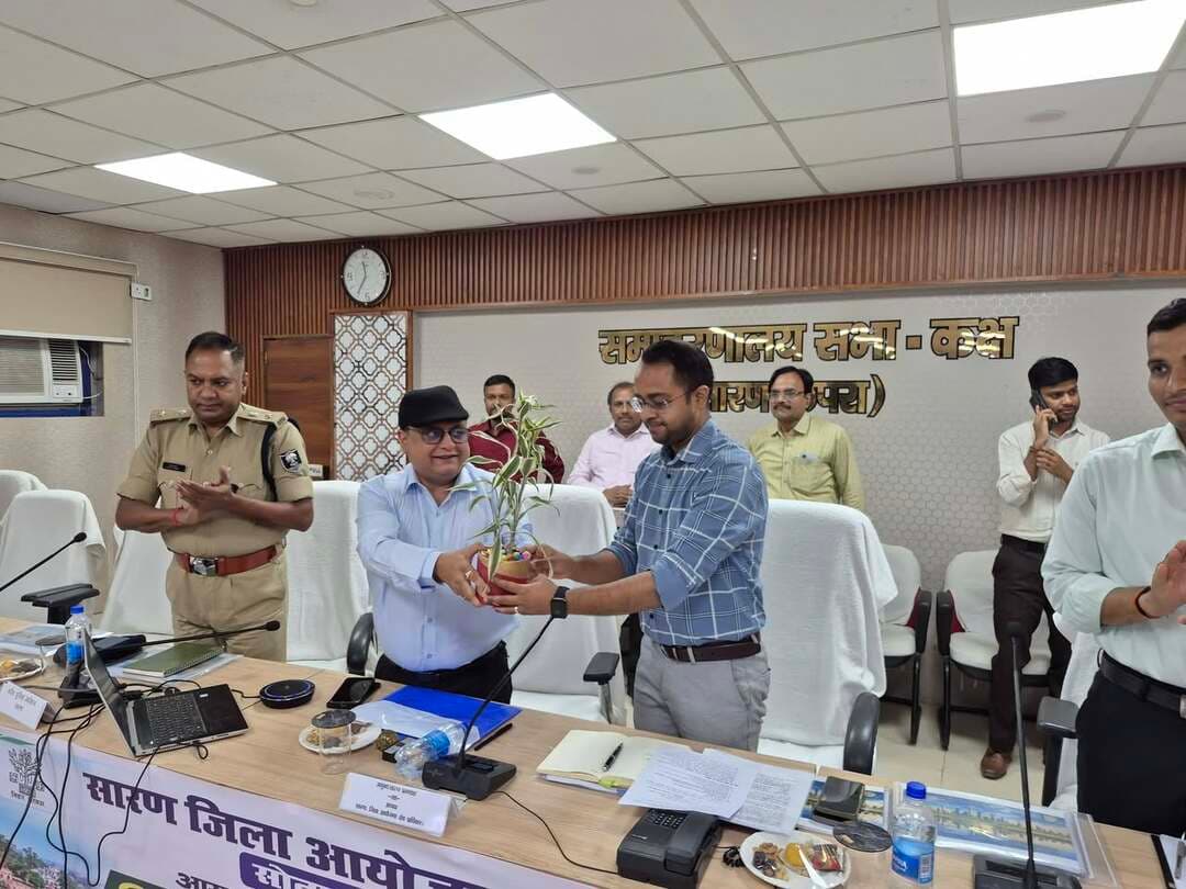 सोनपुर आयोजन क्षेत्र के मास्टर प्लान-2045 के ड्राफ्ट की समीक्षा, सभी हितधारकों की सहमति से प्रस्ताव अनुमोदित*
=================
सारण , 16 सितंबर 2026
=================
आयुक्त, सारण प्रमंडल, *श्री मनीष कुमार* की अध्यक्षता में समाहरणालय सभागार में सोनपुर आयोजन क्षेत्र के मास्टर प्लान-2045 के ड्राफ्ट की समीक्षा बैठक आयोजित की गई। बैठक में मास्टर प्लान का पावर पॉइंट प्रेजेंटेशन के माध्यम से विस्तृत प्रस्तुतीकरण किया गया। माननीय सांसद श्री राजीव प्रताप रूडी वीडियो कॉन्फ्रेंसिंग के माध्यम से बैठक से जुड़े। विधायक सोनपुर श्री विनय कुमार सिंह, विधायक सदर श्रीमती छोटी कुमारी एवं विधान परिषद सदस्य श्री वीरेंद्र नारायण यादव सहित संबंधित पदाधिकारी एवं अन्य हितधारक उपस्थित रहे।
प्रस्तावित सोनपुर प्लानिंग एरिया का कुल क्षेत्रफल *599 वर्ग* किलोमीटर है, जिसमें दरियापुर, दिघवारा, सोनपुर, गरखा एवं परसा प्रखंड शामिल होंगे। योजना क्षेत्र में 36.71 वर्ग किलोमीटर शहरी एवं 562.29 वर्ग किलोमीटर ग्रामीण क्षेत्र प्रस्तावित है। इसमें तीन शहरी केंद्र एवं 416 राजस्व ग्राम शामिल होंगे। वर्ष 2011 की जनगणना के अनुसार योजना क्षेत्र की कुल जनसंख्या 8,72,676 है।
मास्टर प्लान का उद्देश्य सोनपुर क्षेत्र को आधुनिक एवं एकीकृत शहर के रूप में विकसित करना, औद्योगिक एवं आर्थिक गतिविधियों को बढ़ावा देना, पर्यटन, शिक्षा एवं स्वास्थ्य सुविधाओं का विस्तार करना तथा रोजगार के अवसरों का सृजन करना है। इसके साथ ही सड़क एवं जलमार्ग आधारित लॉजिस्टिक नेटवर्क, क्षेत्रीय कनेक्टिविटी, पारिस्थितिक संतुलन एवं विरासत संरक्षण पर भी विशेष जोर दिया गया है।
बैठक में माननीय सांसद एवं जनप्रतिनिधियों ने मास्टर प्लान के प्रस्ताव का समर्थन करते हुए इसे क्षेत्र के औद्योगिक, स्वास्थ्य, पर्यटन एवं समग्र विकास की दिशा में महत्वपूर्ण पहल बताया। उन्होंने योजना को शीघ्र धरातल पर उतारने हेतु आवश्यक कार्रवाई का सुझाव दिया।
बैठक के अंत में समिति के उपाध्यक्ष-सह-जिला पदाधिकारी, सारण, श्री वैभव श्रीवास्तव ने सभी संबंधित हितधारकों से ड्राफ्ट पर अपना फीडबैक उपलब्ध कराने का अनुरोध किया। इसके पश्चात समिति के अध्यक्ष-सह-आयुक्त, सारण प्रमंडल, श्री मनीष कुमार ने सभी की सहमति से ड्राफ्ट प्रस्ताव का अनुमोदन किया। उन्होंने कहा कि यह योजना सारण जिला ही नहीं, बल्कि बिहार के लिए भी एक बड़ी उपलब्धि होगी। आयुक्त ने प्रस्ताव में आवश्यक सुझावों को शामिल करने हेतु नगर आयुक्त, छपरा नगर निगम को संबंधित कंसल्टेंट्स की टीम के साथ समन्वय कर आवश्यक कार्रवाई करने का निर्देश दिया।