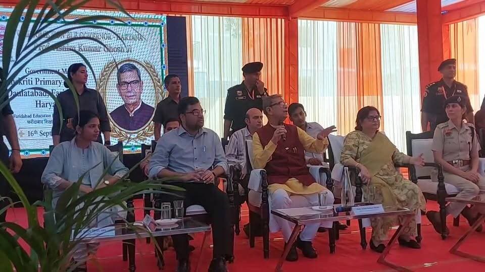 संस्कृति मॉडल प्राइमरी स्कूल पहुंचे महामहिम राज्यपाल प्रो. असीम कुमार घोष, बच्चों के नाखून, ड्रेस, बाल और राइटिंग का किया बारीकी से निरीक्षण; स्कूल की सुंदर व्यवस्था देखकर हुए प्रसन्न, स्कूल प्रशासन व अभिभावकों को दी बधाई
बच्चों के लिए 10 लाख रुपये की घोषणा, मौके पर ढाई लाख रुपये किए प्रदान
#AseemKumarGhosh #HaryanaGovernor #Faridabad #SanskritiModelPrimarySchool #SchoolVisit #Education #HaryanaNews #FaridabadNews #A2ZNewsUpdate। Vipul Goel I Support Vipul Goel We For Vipul
