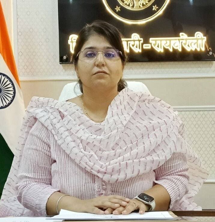 *17 सितम्बर से 17 अक्टूबर तक जनपद में चलेगा ‘सेवा संकल्प अभियान*
*‘सेवा दिवस–आशीर्वाद का दिया’ थीम के साथ 17 सितम्बर को विभिन्न कार्यक्रमों का होगा आयोजन*
*सेवा संकल्प अभियान के तहत जनपद के प्रमुख स्थलों को विशेष रूप से दीपों से सजाया जाएगा*
*रायबरेली:-16 सितम्बर 2026,*
जिलाधिकारी सरनीत कौर ब्रोका ने बताया कि शासन के निर्देशानुसार जनकल्याणकारी योजनाओं एवं सरकार की उपलब्धियों को जन-जन तक पहुंचाने तथा प्रत्येक नागरिक को ‘विकसित भारत-2047’ के सामूहिक राष्ट्रीय संकल्प से जोड़ने के उद्देश्य से जनपद में 17 सितम्बर से 17 अक्टूबर 2026 तक ‘सेवा संकल्प अभियान’ आयोजित किया जाएगा।
उन्होंने बताया कि अभियान के दौरान केंद्र सरकार के 12 वर्षों एवं राज्य सरकार के 10 वर्षों के कार्यकाल में किए गए विकास कार्यों तथा जनकल्याणकारी योजनाओं से जनजीवन में आए सकारात्मक परिवर्तनों को प्रामाणिक एवं प्रभावी ढंग से जनसामान्य के समक्ष प्रस्तुत किया जाएगा। साथ ही सेवा, सुशासन एवं गरीब कल्याण के अंतर्गत किए गए नीतिगत सुधारों, जनहितकारी कार्यों तथा देश एवं प्रदेश में हुए महत्वपूर्ण बदलावों की जानकारी आमजन तक पहुंचाई जाएगी।
जिलाधिकारी ने बताया कि ‘सेवा संकल्प अभियान’ का उद्देश्य समाज के प्रत्येक वर्ग को विकास की मुख्यधारा से जोड़ना है। अभियान के माध्यम से युवा, महिला, किसान एवं वंचित वर्गों को आत्मनिर्भर राष्ट्र निर्माण के सामूहिक राष्ट्रीय संकल्प से जोड़ते हुए उन्हें केंद्र एवं राज्य सरकार की जनकल्याणकारी योजनाओं से अधिक से अधिक लाभान्वित करने तथा योजनाओं के प्रति जागरूक किया जाएगा।
जिलाधिकारी ने बताया कि थीम *"सेवा दिवस–आशीर्वाद का दिया"* के अंतर्गत 17 सितम्बर को जनपद में विभिन्न सेवा एवं जनकल्याणकारी कार्यक्रम आयोजित किए जाएंगे।
इस अवसर पर जनपद के सभी प्राथमिक एवं सामुदायिक स्वास्थ्य केंद्रों तथा महिला एवं पुरुष जिला चिकित्सालय में मरीजों को फल वितरण किया जाएगा। विभिन्न ट्रेडों में प्रशिक्षण प्राप्त लाभार्थियों को टूल किट का वितरण भी किया जाएगा।
इसी क्रम में प्रत्येक ग्राम पंचायत, शहरी वार्ड एवं मलिन बस्तियों में दिव्यांग कल्याण से संबंधित कार्यक्रम आयोजित कर दिव्यांगजनों को शासन की योजनाओं एवं सुविधाओं से जोड़ने का कार्य किया जाएगा।
उन्होंने बताया कि अभियान के अंतर्गत केंद्र एवं राज्य सरकार की विभिन्न जनकल्याणकारी योजनाओं से लाभान्वित परिवारों द्वारा 17 सितम्बर की शाम 07:00 बजे अपने-अपने घरों में दीप प्रज्वलित किए जाएंगे। यह दीप ‘विकसित भारत-2047’ के सामूहिक राष्ट्रीय संकल्प, सेवा, सुशासन एवं जनकल्याण की भावना का प्रतीक होंगे, इसके साथ ही जनपद के सभी सरकारी कार्यालयों, प्रमुख इंफ्रास्ट्रक्चर प्रोजेक्ट, नदियों एवं घाटों, प्रमुख मंदिरों, विद्यालयों, महाविद्यालयों तथा चिकित्सालयों में भी विशेष दीप प्रज्वलन कार्यक्रम आयोजित किए जाएंगे।
सेवा संकल्प अभियान के तहत जनपद के प्रमुख स्थलों को विशेष रूप से दीपों से सजाया जाएगा, इन प्रमुख स्थलों में गेंगासो घाट, गोकना घाट, डलमऊ घाट, संकटा देवी मंदिर, मनसा देवी मंदिर, चुरुवा मंदिर, भवरेश्वर मंदिर, अचलेश्वर मंदिर एवं बालेश्वर मंदिर सहित जनपद के अन्य प्रमुख स्थल शामिल हैं।