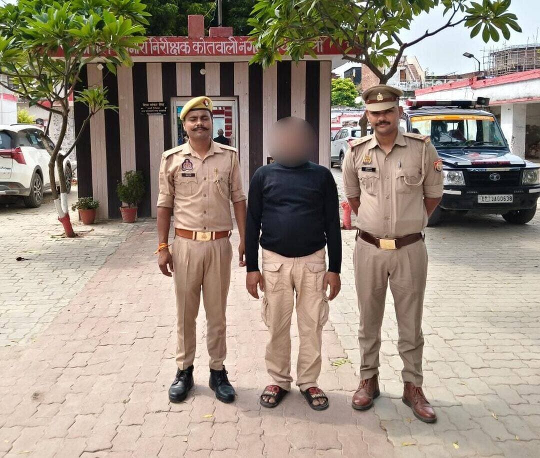 रायबरेली में आज दिनांक 16 सितंबर 2026 को थाना कोतवाली नगर पुलिस टीम द्वारा 01 नफर वारंटी/अभियुक्त नंदकिशोर पुत्र लखन लाल निवासी कैपरगंज थाना कोतवाली नगर जनपद रायबरेली को नियमानुसार गिरफ्तार कर माननीय न्यायालय के समक्ष पेश किया गया ??