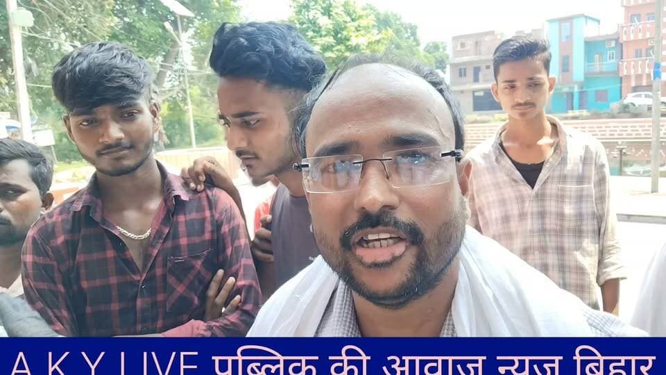 "सच्चा प्यार अपनी मंज़िल ढूंढ ही लेता है! यूपी के भगवाड़ा गांव की रहने वाली कुमकुम कुमारी और बिहार के अरवल (बांसी गांव) के विकास कुमार की 4 साल पुरानी प्रेम कहानी आखिरकार शादी के पवित्र बंधन में बदल गई। दोनों का प्यार साल 2022 से चल रहा था। दोनों ने किसी तड़क-भड़क वाले मैरिज हॉल के बजाय अरवल के ऐतिहासिक मोथा सूर्य मंदिर को अपनी शादी के लिए चुना और भगवान भास्कर को साक्षी मानकर सात फेरे लिए। सोशल मीडिया पर अब इस प्रेमी जोड़े की सादगी भरी शादी की तस्वीरें और वीडियो जमकर वायरल हो रहे हैं। आप इस जोड़ी को क्या आशीर्वाद देना चाहेंगे? कमेंट में बताएं।"#ArwalNews #BiharLoveStory #UPBiharWedding #MothaSuryaMandir #ViralLoveStory #TrueLove