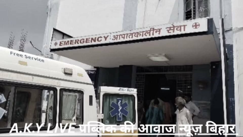 अरवल में भीषण सड़क हादसा: अनियंत्रित ट्रक ने ई-रिक्शा को मारी जोरदार टक्कर, 3 गंभीर रूप से घायल, एक पटना रेफर!अरवल (उमराबाद): उमराबाद बुद्ध पेट्रोल पंप के पास एक तेज रफ्तार अनियंत्रित ट्रक ने ई-रिक्शा को जोरदार टक्कर मार दी। इस दर्दनाक हादसे में ई-रिक्शा पर सवार तीन लोग गंभीर रूप से घायल हो गए हैं।घायलों की पहचान:प्रवीण कुमार (ई-रिक्शा चालक, पिता- जितेंद्र चंद्रवंशी, निवासी- अमर)शिम्पी कुमारी (पिता- अशोक पंडित, निवासी- कोडरा) - हालत गंभीर, PMCH रेफरपूनम कुमारी (पिता- महेंद्र यादव, निवासी- कोडरा)कॉलेज जाने के दौरान हुआ हादसा:मिली जानकारी के अनुसार, कोदरा की रहने वाली छात्राएं शिम्पी और पूनम फतेहपुर संडा कॉलेज जाने के लिए निकली थीं, तभी वे इस हादसे का शिकार हो गईं।सदर अस्पताल से PMCH रेफर:घटना के तुरंत बाद स्थानीय ग्रामीणों और परिजनों के सहयोग से सभी घायलों को इलाज के लिए सदर अस्पताल अरवल में भर्ती कराया गया। डॉक्टरों ने शिम्पी कुमारी की गंभीर स्थिति को देखते हुए प्राथमिक उपचार के बाद बेहतर इलाज के लिए PMCH पटना रेफर कर दिया है। बाकी घायलों का इलाज जारी है।#ArwalNews #RoadAccident #BiharNews #Arwal #SadakHadsa #ArwalSadarHospital