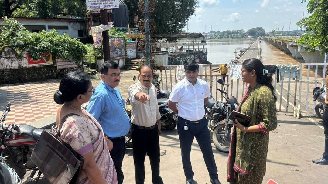 सेवा संकल्प अभियान: संयुक्त कलेक्टर ने किया माहिष्मती घाट का निरीक्षण
25 हजार 500 दीप प्रज्ज्वलित होंगे
प्रदेश में “सेवा संकल्प अभियान” का 17 सितंबर 2026 से 17 अक्टूबर 2026 तक संचालन किया जा रहा है। अभियान के अंतर्गत जिले में आशीर्वाद का दिया सेवा के तहत दीप प्रज्ज्वलित कर शासन के प्रति आभार व्यक्त किया जा रहा है।
इसी क्रम में बुधवार को संयुक्त कलेक्टर श्रीमती सोनल सिडाम ने माहिष्मती घाट, रेवा पथ, पंचचौकी आरती क्षेत्र सहित अन्य स्थलों का निरीक्षण किया। उन्होंने बताया कि जिला प्रशासन द्वारा कार्यक्रम स्थल पर क्षेत्रवार अधिकारियों-कर्मचारियों की ड्यूटी लगाई गई है। माहिष्मती घाट पर 17 सितंबर को सायं 7 बजे दीप प्रज्ज्वलित कर भव्य कार्यक्रम आयोजित किया जाएगा।
निरीक्षण के दौरान संयुक्त कलेक्टर ने जानकारी दी कि छोटा रपटा घाट की जिम्मेदारी जनपद पंचायत मंडला के मुख्य कार्यपालन अधिकारी श्री विनोद मरावी एवं महिला बाल विकास की परियोजना अधिकारी श्री अनूप नामदेव को, कला दीर्घा से छोटे पुल तक की जिम्मेदारी विकासखंड शिक्षा अधिकारी श्री रंजीत गुप्ता एवं एपीसी शिक्षा श्री मुकेश पाण्डे को सौंपी गई है।
इसी प्रकार माहिष्मती घाट-1 (बड़े पुल से पंचचौकी तक) की जिम्मेदारी तहसीलदार मंडला श्री हिमांशु भलावी एवं मुख्य नगरपालिका अधिकारी श्री गजानन नाफड़े को, माहिष्मती घाट-2 (पंचचौकी से रपटा तक) की जिम्मेदारी नायब तहसीलदार बम्हनी श्री अजय श्रीवास्तव एवं जन अभियान परिषद के जिला प्रबंधक श्री सुनील बर्मन को तथा दादा धनीराम घाट की जिम्मेदारी जिला शिक्षा अधिकारी श्रीमती मुन्नी बरकड़े एवं डीपीसी सर्व शिक्षा अभियान श्री अशोक शुक्ला को दी गई है। प्रत्येक स्थल पर 5100 दीपकों की व्यवस्था का लक्ष्य निर्धारित किया गया है।
संयुक्त कलेक्टर ने सभी अधिकारियों को समय पर उपस्थित होकर तैयारियाँ सुनिश्चित करने तथा नगरपालिका मंडला को सभी घाटों पर साफ-सफाई सुनिश्चित करने के निर्देश दिए। इस अवसर पर अतिरिक्त मुख्य कार्यपालन अधिकारी जिला पंचायत श्री विनोद मरावी, जिला शिक्षा अधिकारी श्रीमती मुन्नी बरकड़े, डीपीसी श्री अशोक शुक्ला, सीएमओ श्री गजानन नाफड़े सहित संबंधित अधिकारी मौजूद रहे।
Jansampark Madhya Pradesh
CM Madhya Pradesh
#mandla
#सेवा_संकल्प_अभियान #SevaSankalpAbhiyan #AshirwadKaDiya