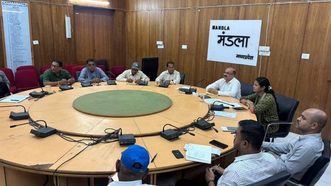 पंचायत उपचुनाव के लिए ईवीएम का प्रथम रेंडमाइजेशन हुआ
कलेक्ट्रेट के गोलमेज कक्ष में स्थानीय निर्वाचन के अंतर्गत पंचायत उपचुनाव के लिए ईवीएम का प्रथम रेंडमाइजेशन किया गया। अपर कलेक्टर श्री हुनेन्द्र घोरमारे की अध्यक्षता में आयोजित इस बैठक में संयुक्त कलेक्टर श्रीमती सोनल सिडाम सहित सभी मान्यता प्राप्त राजनीतिक दलों के प्रतिनिधि मौजूद रहे। बैठक में संस्थागत वित्त अधिकारी ने बताया कि रेंडमाइजेशन के लिए कुल 80 सीयू तथा 81 बीयू प्रस्तुत किए गए थे, जिसमें से 42-42 सीयू और बीयू का रेंडमाइजेशन किया गया। यह पूरी प्रक्रिया निर्वाचन आयोग के आईईएमएस 2.0 सॉफ्टवेयर के माध्यम से संपन्न की गई।
विदित है कि जिले के नैनपुर, मण्डला, नारायणगंज, बीजाडांडी तथा मवई जनपद पंचायत क्षेत्र में एक-एक पंचायत में सरपंच पद के लिए उपचुनाव होना है। उपचुनाव को स्वतंत्र, निष्पक्ष एवं पारदर्शी रूप से संपन्न कराने के लिए प्रशासन द्वारा सभी तैयारियाँ की जा रही हैं।
Jansampark Madhya Pradesh
Chief Electoral Officer Madhya Pradesh
Election Commission of India
#mandla