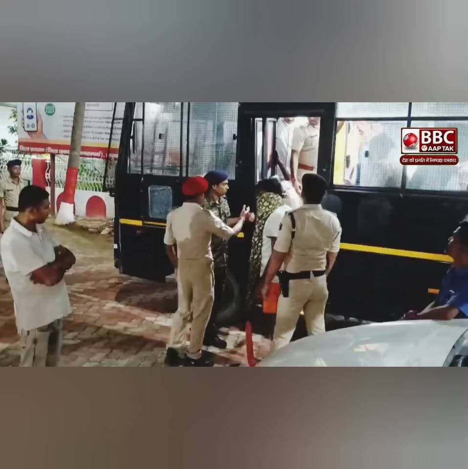 एक बड़ी खबर सामने आई है। इन दिनों सोशल मीडिया पर आर्केस्ट्रा डांसरों के अश्लील डांस और हथियार लहराने के वीडियो तेजी से वायरल हो रहे हैं। इन्हीं वायरल वीडियो के बीच आर्केस्ट्रा की आड़ में मासूमों के शोषण का एक घिनौना सच सामने आया है।