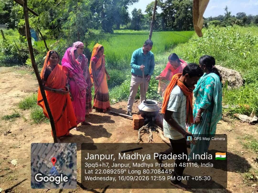 #बालाघाट
धान की फसल में रोग-कीट नियंत्रण का देसी तरीका, जानपुर में तैयार किए निमास्त्र और अग्निअस्त्र
कृषि सखियों ने किसानों को प्राकृतिक घोल तैयार करने और उपयोग की दी जानकारी
धान की फसल में वर्तमान में दिखाई दे रहे रोग एवं कीट प्रकोप के बीच किसानों को जैविक एवं प्राकृतिक उपायों से फसल सुरक्षा के लिए प्रेरित किया जा रहा है। इसी क्रम में जनपद पंचायत बिरसा अंतर्गत ग्राम जानपुर में किसानों के घर पर ही प्राकृतिक कीट नियंत्रण घोल तैयार कर उनके उपयोग की जानकारी दी गई।
कृषक नंदलाल एवं दलवीर सिंह के घर कृषि सखियों बिंदुलता टांडिया एवं मीना बघेल द्वारा दसपर्णी अर्क एवं अग्निअस्त्र तैयार किया गया। इस दौरान किसानों को इन प्राकृतिक घोलों की तैयारी, उपयोग की विधि तथा धान की फसल में इनके प्रयोग से संबंधित जानकारी दी गई।
उप संचालक कृषि श्री फूलसिंह मालवीय ने बताया कि धान की फसल को रोग एवं कीटों से बचाने के लिए किसानों को निमास्त्र, अग्निअस्त्र, दसपर्णी अर्क एवं जीवामृत जैसे प्राकृतिक उपायों को अपनाने की सलाह दी जा रही है। इन उपायों से किसान स्थानीय स्तर पर उपलब्ध सामग्री का उपयोग कर फसल की सुरक्षा के लिए प्राकृतिक विकल्प अपना सकते हैं।
कृषि विभाग द्वारा किसानों को फसल का नियमित निरीक्षण करने तथा प्रारंभिक अवस्था में ही रोग एवं कीटों की पहचान कर आवश्यक नियंत्रण उपाय अपनाने के लिए भी जागरूक किया जा रहा है। ग्राम जानपुर में आयोजित गतिविधि के माध्यम से किसानों को खेत में रासायनिक उपायों पर निर्भरता कम करने तथा प्राकृतिक खेती के प्रति प्रोत्साहित किया गया।
#CMMadhyaPradesh #JansamparkMP #minmpkrishi #welfaretriba