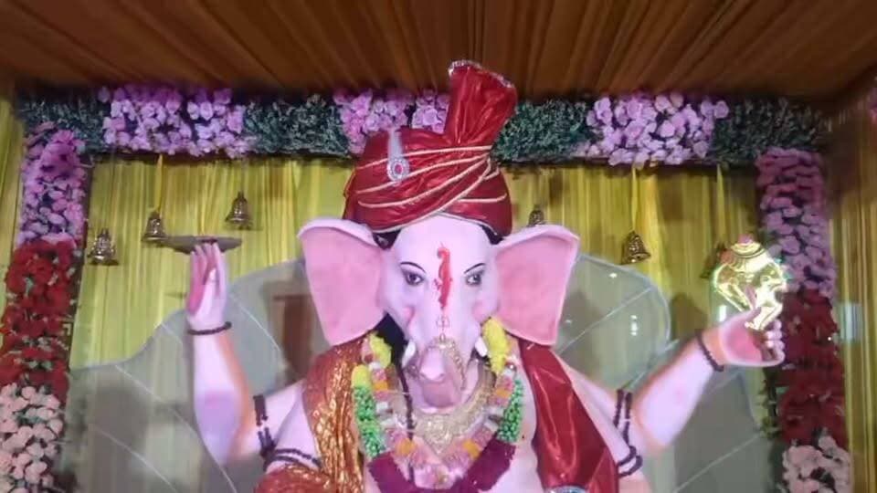 लालबाग राजा की तर्ज पर सजा पंडाल, गणपति के दर्शन को उमड़ रहे श्रद्धालु