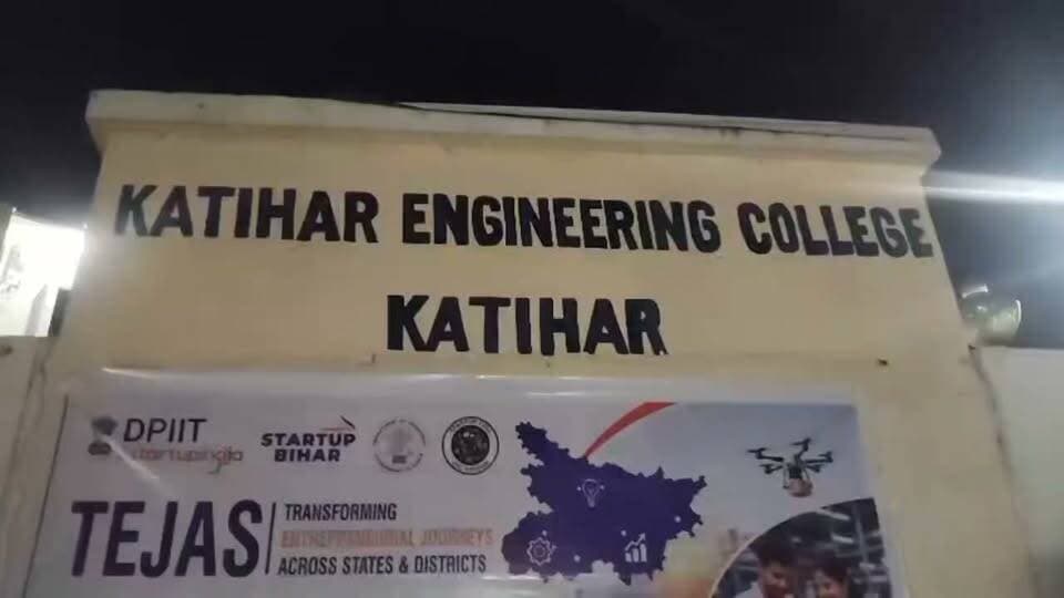 गर्ल्स हॉस्टल के बाथरूम के पास ताक-झांक, सुरक्षा में सेंध पर भड़के छात्र-छात्राएं