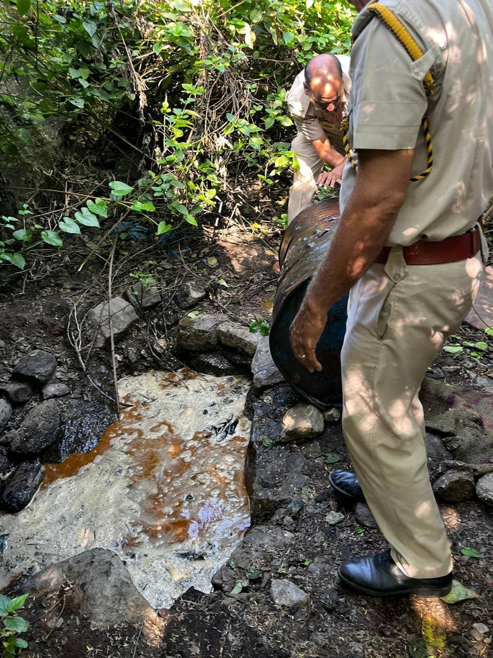 बोराज गांव की पहाड़ी पर आबकारी पुलिस की बड़ी रेड, तीन शराब भट्टियां नष्ट।
बोराज गांव की पहाड़ी पर आबकारी पुलिस ने अवैध हथकड़ शराब के खिलाफ बड़ी कार्रवाई करते हुए छापेमारी की। अचानक हुई इस कार्रवाई से पहाड़ी क्षेत्र में अवैध शराब बनाने वालों में हड़कंप मच गया। आबकारी टीम ने मौके पर पहुंचकर अवैध रूप से संचालित की जा रही तीन शराब की भट्टियों को नष्ट कर दिया।
कार्रवाई के दौरान पहाड़ी क्षेत्र में अलग-अलग स्थानों पर शराब बनाने के लिए तैयार किया गया वॉश भी मिला। आबकारी पुलिस ने मौके पर हजारों लीटर वॉश को नष्ट किया। इसके साथ ही पहाड़ी में छिपाकर रखी गई अवैध हथकड़ शराब भी बरामद की गई। टीम ने मौके से करीब 20 लीटर अवैध हथकड़ शराब जब्त की है।
बताया जा रहा है कि आबकारी पुलिस को बोराज की पहाड़ी पर अवैध शराब निर्माण की सूचना मिली थी। सूचना के आधार पर टीम ने योजना बनाकर दबिश दी। कार्रवाई के दौरान इंस्पेक्टर गुरमान सिंह मौके पर मौजूद रहे और टीम की कार्रवाई का नेतृत्व किया।
फिलहाल आबकारी पुलिस की कार्रवाई जारी है। विभाग की ओर से कुछ देर बाद पूरे मामले का खुलासा किए जाने की बात सामने आ रही है। कार्रवाई में और भी बरामदगी तथा अवैध शराब निर्माण से जुड़े लोगों के संबंध में जानकारी सामने आने की संभावना है।