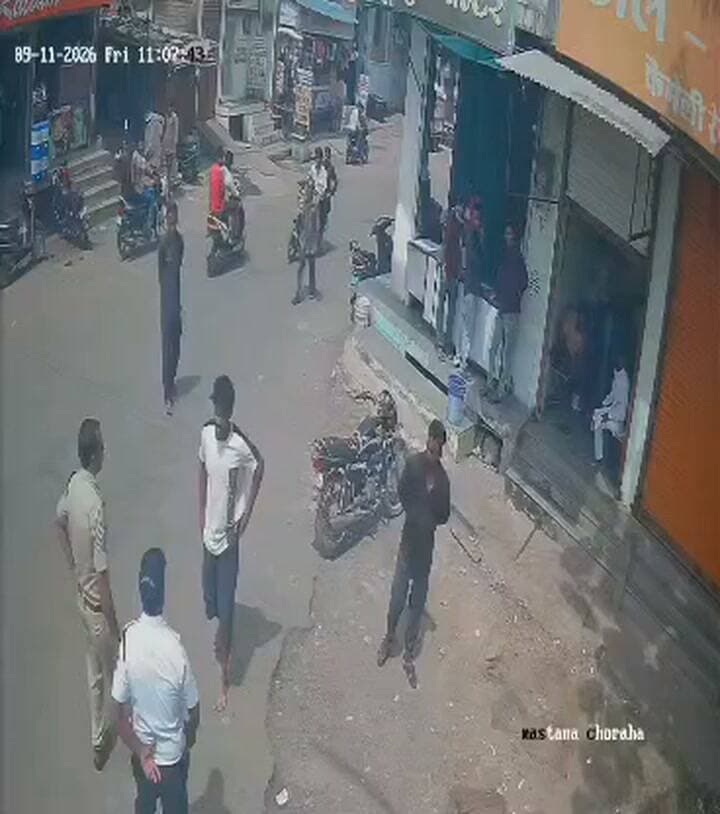 मंदसौर: यातायात थाना प्रभारी द्वारा दुकानदार के साथ की गई मारपीट, विडियो सोशल मीडिया पर वायरल, अंडे की गाड़ी खड़ी करने की बात पर मंदसोर यातायात थाना प्रभारी मनोज सौलंकी द्वारा सरेराह युवक को पीटा गया, मारपीट का विडीयो वायरल होने के बाद पीड़ित का बयान भी आया सामने, पिडीत युवक ने कहा- बिना गलती की गई मारपीट, यातायात नियमों के उलंघन पर बनातें चालान ।
