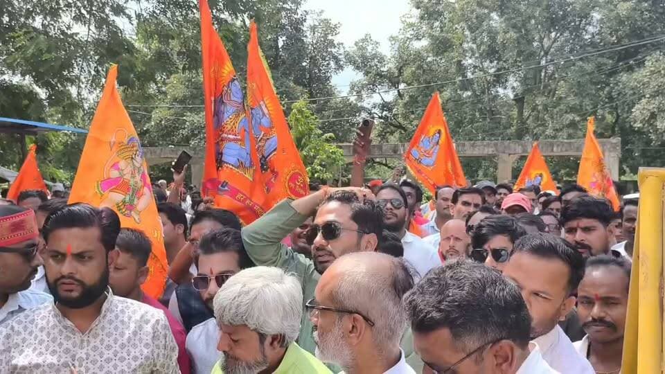 UGC कानून के खिलाफ उमरिया में सवर्णों का शक्ति प्रदर्शन हजारों की भीड़ ने लगाए UGC गो बैक’ के नारे
उमरिया में यूजीसी कानून के विरोध में सवर्ण समाज ने बड़ा शक्ति प्रदर्शन किया। हजारों की संख्या में समाज के लोग रैली के रूप में सड़क पर उतरे और यूजीसी गो बैक के नारे लगाए प्रदर्शनकारियों ने प्रस्तावित कानून पर अपनी आपत्ति जताते हुए सरकार से पुनर्विचार की मांग की। रैली के बाद प्रधानमंत्री के नाम ज्ञापन उमरिया कलेक्टर को सौंपा गया।
यूजीसी के प्रस्तावित कानून के विरोध में उमरिया में सवर्ण समाज ने करणी सेना के बैनर तले जोरदार प्रदर्शन किया हजारों की संख्या में समाज के लोग एकजुट होकर सड़क पर उतरे और रैली निकालते हुए अपना विरोध दर्ज कराया। रैली के दौरान प्रदर्शनकारियों ने “UGC गो बैक” के नारे लगाए और प्रस्तावित कानून को लेकर अपनी आपत्तियां सरकार तक पहुंचाईं।प्रदर्शनकारियों का कहना था कि यूजीसी से जुड़े प्रस्तावित प्रावधानों को लेकर समाज में व्यापक असंतोष है उनका आरोप है कि इन प्रावधानों से सामाजिक और शैक्षणिक व्यवस्था पर प्रतिकूल प्रभाव पड़ सकता है इसी को लेकर सवर्ण समाज ने सरकार से कानून पर पुनर्विचार करने और उनकी मांगों पर गंभीरता से विचार करने की मांग की।रैली शहर के प्रमुख मार्गों से होती हुई कलेक्टर कार्यालय पहुंची। यहां प्रदर्शनकारियों ने अपनी मांगों और विरोध से संबंधित देश के प्रधानमंत्री के नाम ज्ञापन उमरिया कलेक्टर को सौंपा इस दौरान बड़ी संख्या में पुलिस बल भी तैनात रहा और प्रशासन ने सुरक्षा व्यवस्था बनाए रखी।रैली के दौरान प्रदर्शनकारियों में खासा आक्रोश नजर आया। हाथों में तख्तियां और बैनर लेकर पहुंचे लोगों ने एकजुट होकर यूजीसी के खिलाफ आवाज बुलंद की। अब देखना होगा कि सरकार इस विरोध और ज्ञापन में उठाई गई मांगों पर क्या कदम उठाती है।