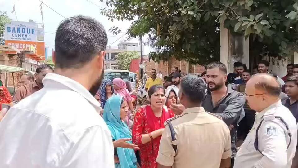 कटनी मे अवैध शराब बिक्री के विरोध में अमीरगंज में रहवासियों का चक्काजाम
- महिलाओं, बच्चों और स्थानीय लोगों ने सड़क पर उतरकर किया प्रदर्शन
- अवैध शराब पर रोक लगाने की मांग, पुलिस-प्रशासन के खिलाफ जताई नाराजगी
- सनत कुमार यादव से मारपीट मामले में आरोपियों पर सख्त कार्रवाई की मांग
- चक्काजाम की सूचना पर माधवनगर पुलिस मौके पर पहुंची
- पुलिस की समझाइश के बाद यातायात बहाल कराने के प्रयास, मौके पर पुलिस बल तैनात