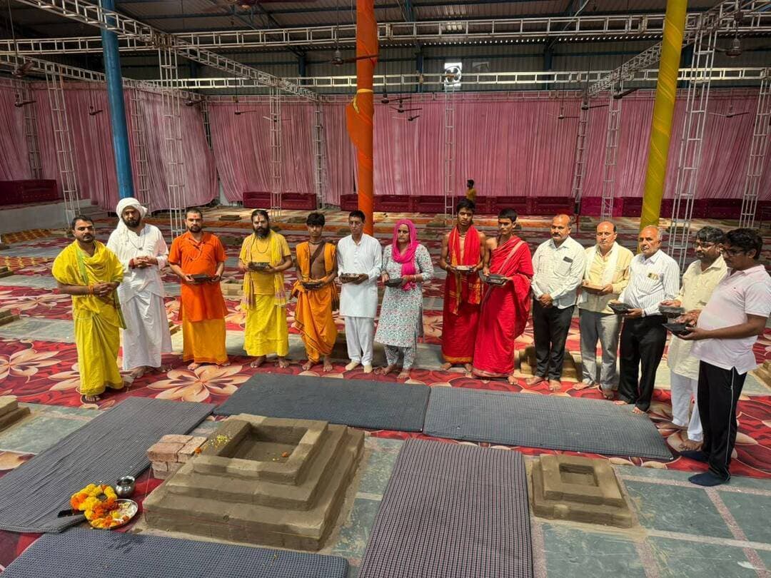 चतुर्थ अंतर्राष्ट्रीय यज्ञ दिवस पर हनुमान जोहड़ी धाम में 108 कुण्डीय महायज्ञ आज, हुआ यज्ञवेदी पूजन
यज्ञ से आत्मिक और मानसिक शांति मिलने के साथ पर्यावरण भी होता है शुद्ध और आरोग्यप्रद : चरणदास महाराज
भिवानी, 16 सितंबर : स्थानीय हनुमान ढ़ाणी स्थित हनुमान जोहड़ी धाम में चतुर्थ अंतर्राष्ट्रीय यज्ञ दिवस के उपलक्ष्य में 108 कुण्डीय गायत्री महायज्ञ का आयोजन 17 सितंबर को अत्यंत श्रद्धा और उत्साह के साथ किया जाएगा। जगदगुरु त्रिपुरा पीठाधीश्वर चक्रवर्ती यज्ञ सम्राट श्रीश्री 1008 हरिओम महाराज के सानिध्य और हनुमान जोहड़ी मंदिर के महंत बालयोगी चरणदास महाराज के नेतृत्व में इस विशाल धार्मिक अनुष्ठान की तैयारियां अंतिम चरण में हैं। क्षेत्र के लोगों और श्रद्धालुओं में इस दिव्य आयोजन को लेकर भारी उत्साह देखा जा रहा है। महायज्ञ के भव्य आयोजन की श्रृंखला में बुधवार को हनुमान जोहड़ी मंदिर परिसर में यज्ञवेदी का पूजन वैदिक मंत्रोच्चार के साथ संपन्न हुआ। इस अवसर पर अनेक पूज्य संतों की उपस्थिति में मुख्य यजमानों ने यज्ञवेदी की पूजा-अर्चना कर महायज्ञ के निर्विघ्न संपन्न होने की प्रार्थना की। पूरे मंदिर परिसर का वातावरण भक्तिमय और दिव्य ऊर्जा से सराबोर नजर आया। कार्यक्रम की जानकारी देते हुए महंत बालयोगी चरणदास महाराज ने बताया कि चतुर्थ अंतर्राष्ट्रीय यज्ञ दिवस के अवसर पर 108 यज्ञ कुण्डों पर एक साथ गायत्री मंत्र की आहुतियां देना अत्यंत अद्वितीय, अलौकिक और कल्याणकारी अनुभव होगा। चरणदास महाराज ने कहा कि हमारा मुख्य उद्देश्य हर घर यज्ञ, घर-घर यज्ञ के पावन संदेश को जन-जन तक पहुंचाना है। यज्ञ से न केवल आत्मिक और मानसिक शांति मिलती है, बल्कि इससे पर्यावरण भी शुद्ध और आरोग्यप्रद बनता है। महंत चरणदास महाराज ने बताया कि महायज्ञ का शुभारंभ 17 सितंबर को प्रात: 8 बजे से होगा। इस दौरान 108 कुण्डों पर एक साथ आहुतियां दी जाएंगी, जिससे पूरा क्षेत्र गायत्री मंत्र की पावन ध्वनि से गुंजायमान रहेगा। उन्होंने भिवानी शहर के सभी निवासियों और आसपास के क्षेत्रों के समस्त श्रद्धालुओं से आह्वान किया कि वे 17 सितंबर को अधिक से अधिक संख्या में इस ऐतिहासिक और भव्य धार्मिक आयोजन में सम्मिलित हों तथा महायज्ञ में भाग लेकर मां गायत्री का पावन आशीर्वाद प्राप्त करें। पूजा में मुख्य रूप से कैप्टन शमशेर सिंह व शशीकला देवी, आचार्य कपिल देव महाराज, शोभित पांडे लवकुश तिवारी, कृष्ण दीक्षित, मयंक शुक्ला, रमेश गोयल, हरीश शांडिल्य, प्रवीण वत्स मौजूद रहे।