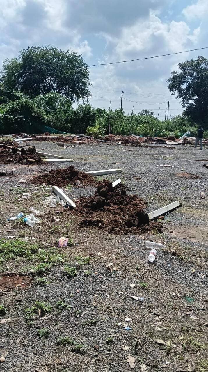 ➡️ जामठी में शासकीय सेवा भूमि से हटाया अतिक्रमण
➡️ राजस्व अमले ने कार्रवाई कर 1.070 हेक्टेयर भूमि कराई अतिक्रमणमुक्त
अनुविभागीय दंडाधिकारी राजस्व बैतूल डॉ. अभिजीत सिंह के निर्देशन में बुधवार को ग्राम जामठी में शासकीय सेवा भूमि पर किए गए अतिक्रमण को हटाने की कार्रवाई की गई। राजस्व विभाग द्वारा दल गठित कर की गई जांच के उपरांत यह कार्रवाई संपादित की गई।
बैतूल विकासखंड के ग्राम जामठी स्थित खसरा नंबर 173/2, रकबा 1.070 हेक्टेयर भूमि राजस्व अभिलेखों में ग्राम कोटवार की सेवा भूमि के रूप में दर्ज है। उक्त भूमि पर निजी व्यक्ति द्वारा लंबे समय से किए गए अतिक्रमण को राजस्व अमले द्वारा हटाया गया। कार्रवाई के बाद शासकीय सेवा भूमि को अतिक्रमणमुक्त कराया गया।
अतिक्रमण हटाने की कार्रवाई तहसीलदार श्री वीरेंद्र उइके की उपस्थिति में राजस्व निरीक्षक श्री हेमंत चिल्हाटे एवं पटवारी श्री अवधेश वर्मा द्वारा संपादित की गई।
कलेक्टर बैतूल के मार्गदर्शन में राजस्व विभाग द्वारा शासकीय भूमि एवं शासकीय सेवा भूमि पर किए गए अतिक्रमण के विरुद्ध नियमानुसार कार्रवाई निरंतर जारी रखी जाएगी।
Jansampark Madhya Pradesh
Department Of Revenue, Madhya Pradesh
#JansamparkMP
#बैतूल
#betul
