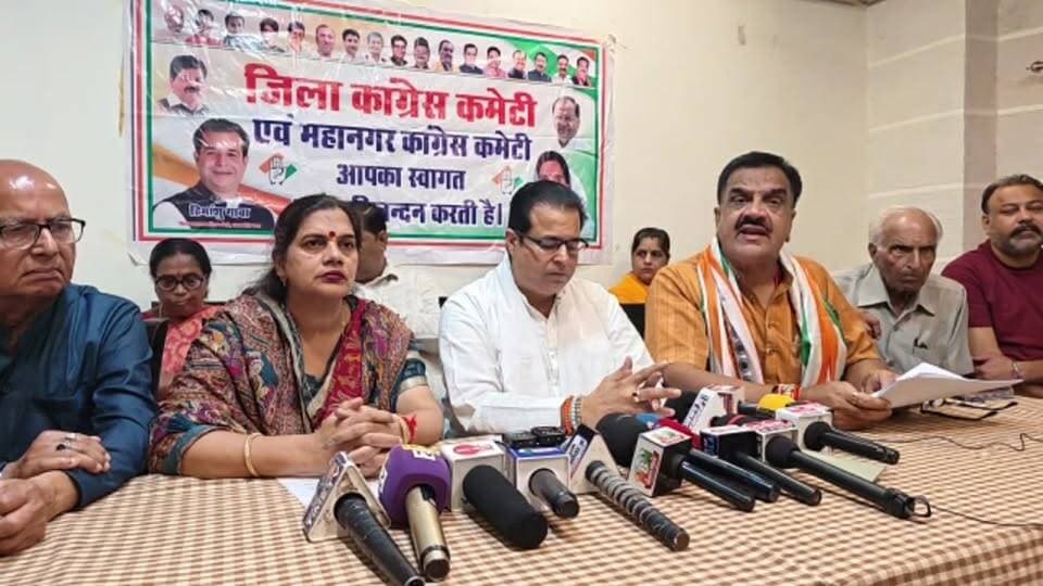 मुख्यमंत्री Pushkar Singh Dhami के जन्मदिन पर कांग्रेस का BJP पर बड़ा हमला—जमीन बेचने के लगाए आरोप, प्रेस कॉन्फ्रेंस में दी पूरी लिस्ट