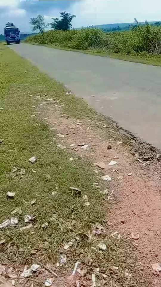 बस के अंदर जगह नहीं मिली तो छत पर चढ़े बच्चे! सामने आया वीडियो