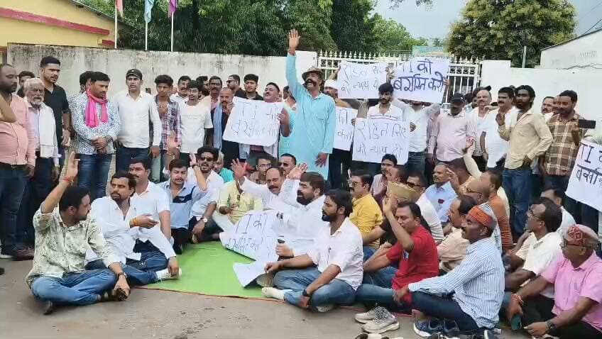 सतना।एक बार फिर भीड़तंत्र के आगे बैकफ़ुट पर खाकी,हिस्ट्रीशीटर राहुल सिंह टीकर हत्याकांड के मामले में सिंहपुर के थाना प्रभारी पंकज शुक्ला को हटाया गया,जसो थाना भेजा गया निरीक्षक पंकज शुक्ला को।हत्याकांड के दो मुख्य आरोपी चंद घण्टे में गिरफ्तार कर भेज दिए थे,इसके अन्य लोगो की भूमिका की जांच, उन्हें आरोपी बनाने,थाना प्रभारी को हटाने को लेकर तकरीबन 28 घण्टे तक एसपी ऑफिस के सामने चला धरना-प्रदर्शन।जबकि परिजनों और संगठन के लोगो की मांग पर एसपी हँसराज सिंह के द्वारा कल ही SDOP नागौद रघु केशरी की अगुवाई में गठित कर दी थी SIT।