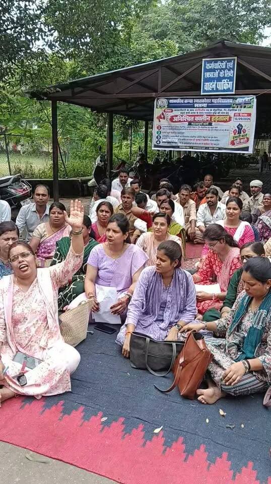 सतना इंदिरा कॉलेज मानदेय बढ़ाने की मांग पर अड़े जनभागीदारी कर्मी,कालेज परिसर में अनिश्चितकालीन हड़ताल पर बैठे।