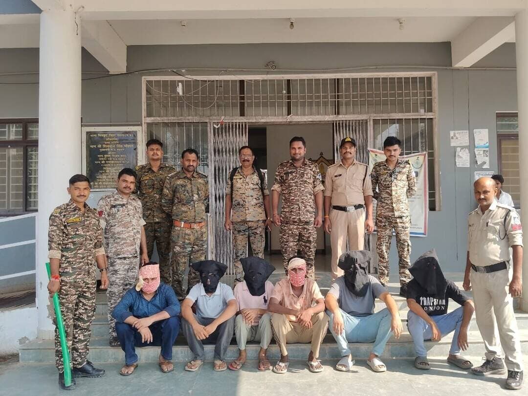 थाना चित्रकूट
पुरानी रंजिश को लेकर मारपीट करना व पिस्टल व 315 बोर का अवैध कट्टा व कारतुस रखने वाले आरोपियों को किया गिरफ्तार -
घटना दिनांक 13/09/26 को फरियादी बृजनरेश परिहार पिता स्व० देवी सिंह परिहार उम्र 53 साल निवासी वार्ड नं011 स्फटिक शिला चित्रकूट जिला सतना म०प्र० का रहने वाला स्फटिक शिला मोड पर चाय नास्ते की दुकान करता है दिनांक 13/09/20260 को शाम करीबन 07 बजे मेरा लडका अंकित अपने दोस्तो के साथ स्फटिक शिला मोड पर गणेश प्रतिमा की तैयार करा रहा था तथा फरियादी बृजनरेश परिहार दुकान में बैठा था तभी पुरानी रंजिश विवाद को लेकर गुड्डू यादव, शिवम पाल निवासी कर्बी मादर बहन चोद की गाली देते हुए अंकित, मनीष के लपटकर लात घूंसा, डंडा से मारपीट करने लगे तो मै और दया राम सेन बीच बचाव करने लगे तो मेरे साथ, दयाराम सेन के साथ लपटकर लात घूसा, डण्डा से मारपीट करने लगे हल्ला गोहार सुनकर राम दुलारे सिंह, शुभम ठाकुर, प्रिंस मिश्रा, जगदीश पटेल आकर बीच बचाव किये घटना देखे है तब दोनो लोग जान से मारने की धमकी देते हुए भाग गये मारपीट में अन्य 5,6 लोग भी थे मारपीट से मेरे गर्दन, बाये हाथ की भुजा और लडका अंकित के दाहिने पैर की जांघ पेट में दर्द है लडका मनीष के पीठ मे चोट दर्द दयाराम सेन पीछ कमर मे नीलस्याह चोट दर्द है। रिपोर्ट करता हूँ कार्यवाही की जाए। रिपोर्ट पर अपराध सदर कायम कर विवेचना में लिया गया। दौरान विवेचना घटना स्थल का सीसीटीवी फुटेज देखकर घटना में प्रयुक्त वाहन व आरोपी चिन्हित किये गये मुखबिर द्वारा सूचना मिलने पर दिनांक 14/09/26 को उपरोक्त बोलेरो का पीछा कर बगदरा घाटी में जंगल के पास आरोपिगणों को घेराबंदी कर पकड़ा गया जिनके पास से 32 बोर की 01 पिस्टल व 06 नग जिंदा कारतुस व 01 नग 315 बोर का देसी कट्टा व 02 नग जिंदा कारतुस मिले आरोपीगणों को गिरफ्तार कर माननीय न्यायालय पेश कर पुलिस रिमांड में लिया गया है।
गिरफ्तार आरोपी - (1) वरूण तिवारी पिता मधुसुदन तिवारी उम्र 31 वर्ष निवासी कैलहा थाना बहिलपुरवा जिला चित्रकूट उ.प्र. हाल सतीअनुसुईया थाना चित्रकूट जिला सतना म.प्र. (2) सुमित उर्फ मथुरिया पाण्डेय पिता राजा पाण्डेय उम्र 18 वर्ष निवासी लालापुर हाल गुप्तगोदावरी थाना चित्रकूट जिला सतना म.प्र. (3) योगेन्द्र पाठक पिता इन्द्रजीत पाठक उम्र 23 वर्ष निवासी सिरसावन थाना चित्रकूट जिला सतना म.प्र. (4) देवांश पाण्डेय उर्फ लल्ला पिता मुकेश पाण्डेय उम्र 25 वर्ष निवासी गुप्तगोदावरी थाना चित्रकूट जिला सतना म.प्र. (5) कार्तिक यादव पिता सुरेश प्रसाद यादव उम्र 21 वर्ष निवासी ग्राम नादी थाना पहाड़ी जिला चित्रकूट उ.प्र. (6) शिवम पाल पिता शिवमोहन पाल उम्र 19 वर्ष निवासी गल्ला मंडी के पास कर्वी कोतवाली थाना चित्रकूट उ.प्र.
बरामदगी/जब्ती - 01 नग 32 बोर की पिस्टल व 06 नग जिंदा कारतुस तथा 01 नग 315 बोर का देसी कट्टा एवं 02 जिन्दा
कारतूस + 01 बोलेरो कार + 01 नग हाकी डण्डा+ 01 नग बेसबाल का डण्डा