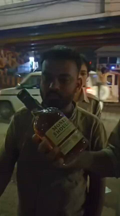*ब्रांडेड बोतलों में अपमिश्रित शराब बेचने वाले नेटवर्क का भंडाफोड़*
*आबकारी ने डिकॉय ऑपरेशन कर डिलीवरी एजेंट को पकड़ा, देर रात कथित मास्टरमाइंड के घर दबिश, दोनों आरोपी न्यायिक अभिरक्षा में*
सतना। ब्रांडेड विदेशी शराब की खाली बोतलों में संदिग्ध तरल भरकर ग्राहकों को सप्लाई किए जाने के मामले का आबकारी विभाग ने खुलासा किया है। विभाग की टीम ने डिकॉय ऑपरेशन के जरिए पहले डिलीवरी एजेंट को पकड़ा। उसकी निशानदेही पर देर रात घूरडांग निवासी कथित मास्टरमाइंड जितेन्द्र कुमार साह उर्फ रवि को गिरफ्तार किया गया। दोनों आरोपियों को मंगलवार को न्यायालय में पेश किया गया, जहां से उन्हें न्यायिक अभिरक्षा में जेल भेज दिया गया। आबकारी विभाग के अनुसार मामले में जब्त बोतल में 'मंकी शोल्डर' ब्रांड का लेबल लगा हुआ था। बोतल के अंदर मौजूद तरल में संदिग्ध तत्व पाए गए हैं। इसकी वास्तविक प्रकृति और मानव सेवन के योग्य होने अथवा नहीं होने की पुष्टि के लिए नमूना एफएसएल जांच के लिए भेजा जा रहा है।
*मोबाइल पर ऑर्डर, एजेंट से डिलीवरी*
प्रारंभिक जांच में सामने आया है कि कथित नेटवर्क का संचालन मोबाइल फोन के माध्यम से किया जा रहा था। ग्राहकों से संपर्क कर शराब के ऑर्डर लिए जाते और डिलीवरी के लिए एजेंट का इस्तेमाल किया जाता था। विभाग का कहना है कि एक बार में सीमित संख्या में बोतलें पहुंचाई जाती थीं, जिससे बड़ी मात्रा में शराब के साथ पकड़े जाने का जोखिम कम हो। जांच में यह भी पता लगाने का प्रयास किया जा रहा है कि इस नेटवर्क से और कितने लोग जुड़े हैं तथा कथित तौर पर ऐसी बोतलें कितने ग्राहकों तक पहुंचाई गई हैं।
*मुखबिर की सूचना पर तैयार किया डिकॉय प्लान*
आबकारी विभाग को इस गतिविधि की सूचना मुखबिर के माध्यम से मिली थी। सूचना की पुष्टि के बाद आबकारी वृत्त सतना क्रमांक-1 की टीम ने ग्राहक बनकर शराब खरीदने की योजना बनाई। 14 सितंबर की रात सिमरिया चौक स्थित हैदराबादी बिरयानी सेंटर के पास डिलीवरी के लिए एजेंट को बुलाया गया। तय स्थान पर सुनील कुशवाहा पहुंचा और कथित तौर पर मंकी शोल्डर की बोतल की डिलीवरी करने लगा। इसी दौरान सादे कपड़ों में मौजूद आबकारी उप निरीक्षक संजय साकेत और टीम ने उसे पकड़ लिया।
*बोतल की जांच में संदिग्ध तरल मिला*
डिलीवरी एजेंट के कब्जे से मिली बोतल को आबकारी टीम ने जब्त कर उसकी जांच की। विभाग के मुताबिक बोतल के अंदर मौजूद तरल सामान्य ब्रांडेड शराब से अलग और संदिग्ध पाया गया। प्रारंभिक स्तर पर उसमें सूक्ष्म कण एवं तेलीय तत्व दिखाई देने की बात कही गई है। हालांकि तरल में वास्तव में कौन सा पदार्थ था और वह स्वास्थ्य के लिए कितना नुकसानदायक है, यह एफएसएल रिपोर्ट आने के बाद ही स्पष्ट होगा। विभाग ने नमूना वैज्ञानिक जांच के लिए भेजने की प्रक्रिया शुरू कर दी है।
*देर रात घूरडांग में दबिश*
डिलीवरी एजेंट की गिरफ्तारी के बाद टीम ने मामले के कथित मुख्य आरोपी जितेन्द्र कुमार साह उर्फ रवि के घूरडांग स्थित घर पर देर रात दबिश दी। विभाग के मुताबिक कार्रवाई की भनक लगने पर आरोपी ने मोबाइल फोन सहित कुछ सामग्री हटाने का प्रयास किया, लेकिन टीम ने उसे पकड़ लिया।
जांच अधिकारियों का कहना है कि आरोपी से पूछताछ के आधार पर नेटवर्क से जुड़े अन्य लोगों, शराब की सप्लाई के स्रोत और ग्राहकों तक पहुंचाई गई बोतलों की जानकारी जुटाई जा रही है।
*आबकारी अधिनियम की धाराओं में अपराध दर्ज*
मामले में आबकारी विभाग ने अपराध क्रमांक 374/26 दर्ज किया है। आरोपियों के खिलाफ मध्यप्रदेश आबकारी अधिनियम की धारा 34(1)(क) एवं 49(क) के तहत कार्रवाई की गई है। विभाग के अनुसार मामला अपमिश्रित मदिरा से संबंधित होने के कारण गंभीरता से जांच की जा रही है।दोनों आरोपियों को मंगलवार को न्यायालय के समक्ष पेश किया गया, जहां से उन्हें न्यायिक अभिरक्षा में जेल भेज दिया गया।
*इन अधिकारियों के निर्देशन में हुई कार्रवाई*
कार्रवाई कलेक्टर सतीश कुमार एस, आबकारी उपायुक्त संभागीय उड़नदस्ता रीवा माधव सिंह भेड़िया तथा सहायक आबकारी आयुक्त सतना सुरेन्द्र कुमार उरांव के निर्देश पर की गई।
आबकारी उप निरीक्षक आशीष बारिया के नेतृत्व में उप निरीक्षक निलेश गुप्ता और संजय साकेत, मुख्य आरक्षक राजकरण त्रिपाठी, मंगलदीन कोल, शंकर दयाल प्रजापति, आरक्षक आशुतोष तिवारी, अमृता उरमलिया सहित अन्य स्टाफ कार्रवाई में शामिल रहे।
अब एफएसएल रिपोर्ट और आगे की जांच से यह साफ होगा कि जब्त बोतल में किस प्रकार का तरल था, उसे कहां तैयार किया जा रहा था और इस कथित नेटवर्क ने अब तक कितनी बोतलें बाजार में पहुंचाई हैं।