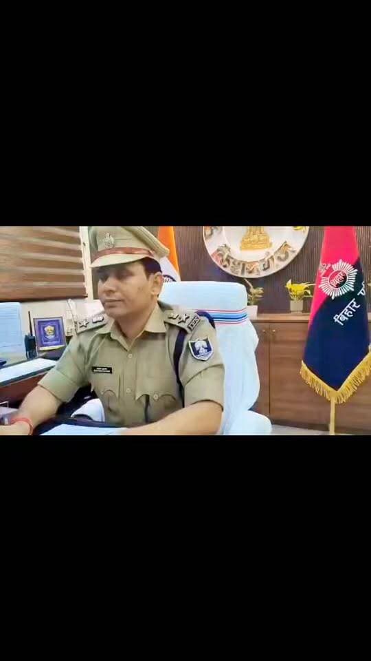 किशनगंज पुलिस कप्तान संतोष कुमार द्वारा प्रेस कॉन्फ्रेंस कर बहादुरगंज थाना क्षेत्र में ट्रक डकैती कांड का सफल उदभेदन जानकारी देते हुए। आज दिनांक 16-09-2026 को पुलिस कार्यालय में थाना क्षेत्र में ट्रक डकैती कांड में किशनगंज पुलिस को मिली बड़ी सफलता। कांड में लूटा गया रिफाइन ऑयल एवं घटना में इस्तेमाल किया गया ट्रक किया गया बरामद।
अन्तराज्जीय गिरोह के चार अपराधियों को किया गया गिरफ्तार।
बहादुरगंज डकैती मामले में अन्तर्राज्जीय गिरोह के अपराधियों को यू०पी०/मोतिहारी से लूटे गये समान एवं लूट में प्रयुक्त वाहन के साथ किया गया गिरफ्तार।