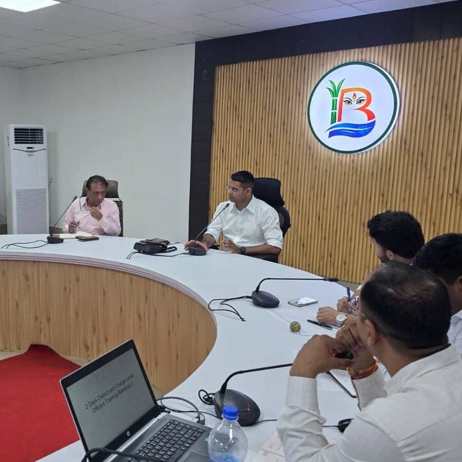 #Balrampur ! #डिजिटल_जनगणना_2027: 1 दिसंबर से शुरू होगा फील्ड वर्क, अफसरों को दिया गया प्रशिक्षण...
#बलरामपुर:
#जनगणना_2027 के द्वितीय चरण (जनसंख्या की गणना) को समयबद्ध और त्रुटिरहित ढंग से संपन्न कराने के लिए जिला प्रशासन ने तैयारियां तेज कर दी हैं। जिलाधिकारी एवं प्रमुख जनगणना अधिकारी डॉ. विपिन कुमार जैन की अध्यक्षता में कलेक्ट्रेट सभागार में जिला व चार्ज स्तरीय अधिकारियों का दो दिवसीय प्रशिक्षण कार्यक्रम आयोजित किया गया।
5100 प्रगणना ब्लॉकों में मोबाइल ऐप से होगा डाटा संकलन
बैठक में जानकारी दी गई कि उत्तर प्रदेश में द्वितीय चरण का फील्ड वर्क 1 दिसंबर 2026 से 4 जनवरी 2027 तक चलेगा। बलरामपुर जनपद में इसके लिए लगभग 5,100 प्रगणना ब्लॉक (EB) बनाए गए हैं। इस बार जनगणना पूरी तरह से डिजिटल होगी और प्रगणक घर-घर जाकर मोबाइल ऐप के जरिए डाटा दर्ज करेंगे।
नागरिकों को 16 से 30 दिसंबर तक मिलेगा 'स्व-गणना' का विकल्प
इस बार आम नागरिकों के लिए स्व-गणना (Self Enumeration) की सुविधा भी दी जा रही है। नागरिक 16 दिसंबर से 30 दिसंबर 2026 के बीच निर्धारित पोर्टल के माध्यम से स्वयं अपने और अपने परिवार का विवरण दर्ज कर सकेंगे।
लापरवाही पर मिलेगी सख्त कार्रवाई की चेतावनी
जिलाधिकारी डॉ. विपिन कुमार जैन ने अधिकारियों को निर्देश दिए कि जनगणना कार्य में शुद्धता और समयबद्धता का विशेष ध्यान रखा जाए। उन्होंने स्पष्ट किया कि इस राष्ट्रीय महत्व के कार्य में किसी भी स्तर पर लापरवाही बर्दाश्त नहीं की जाएगी।
प्रशिक्षण में जनगणना निदेशालय लखनऊ के प्रतिनिधियों द्वारा अधिकारियों को डिजिटल प्रक्रिया की बारीकियां समझाई गईं। इस दौरान अपर जिलाधिकारी (वित्त एवं राजस्व), सभी एसडीएम, तहसीलदार और नगर निकायों के अधिशासी अधिकारी मौजूद रहे।
#balrampur #dmbalrampur #DMBalrampur #jangarna2027