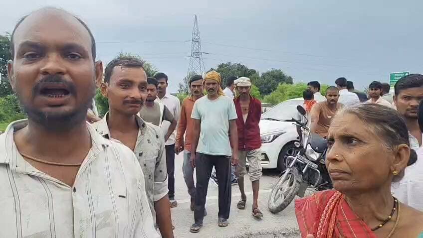 फतेहपुर: बेशकीमती जमीन को लेकर दो पक्षों में बवाल, वायरल वीडियो के बाद फायरिंग के दावों की जांच तेज
हसवा चौकी से करीब 100 मीटर दूर विवाद, मारपीट में महिला समेत चार लोगों के घायल होने का दावा
वायरल वीडियो में गोली जैसी आवाज सुनाई देने की चर्चा, पुलिस जांच जारी, आधिकारिक पुष्टि का इंतजार
फतेहपुर। जनपद के थरियांव थाना क्षेत्र अंतर्गत हसवा चौकी के समीप हाईवे किनारे स्थित बेशकीमती जमीन को लेकर दो पक्षों के बीच विवाद का मामला सामने आया है। सोशल मीडिया पर वायरल वीडियो और स्थानीय स्तर पर प्रसारित सूचनाओं के अनुसार विवाद के दौरान कथित रूप से फायरिंग होने तथा मारपीट में महिला समेत चार लोगों के घायल होने के दावे किए जा रहे हैं। हालांकि पुलिस प्रशासन ने अभी तक फायरिंग अथवा घायलों की संख्या की आधिकारिक पुष्टि नहीं की है और पूरे घटनाक्रम की जांच जारी है।
प्रारंभिक जानकारी के अनुसार, हाईवे से सटी लगभग पांच बीघा भूमि के स्वामित्व और कब्जे को लेकर दोनों पक्षों के बीच काफी समय से विवाद चल रहा था। बुधवार को दोनों पक्ष आमने-सामने आ गए, जिसके बाद विवाद ने उग्र रूप ले लिया। स्थानीय लोगों के अनुसार मौके पर जमकर कहासुनी और मारपीट हुई। सोशल मीडिया पर वायरल वीडियो में गोली जैसी आवाज सुनाई देने का दावा किया जा रहा है।
कुछ स्थानीय चर्चाओं और सोशल मीडिया पोस्टों में भाजपा नेता रिंकू लोहारी पर अपने समर्थकों के साथ पहुंचने तथा फायरिंग कराने के आरोप लगाए गए हैं। हालांकि इन आरोपों की स्वतंत्र पुष्टि नहीं हुई है और संबंधित पक्ष का बयान भी समाचार लिखे जाने तक सामने नहीं आया है। इसलिए किसी भी व्यक्ति को दोषी ठहराना उचित नहीं होगा।
घटना की सूचना मिलते ही पुलिस प्रशासन सक्रिय हो गया। वरिष्ठ अधिकारियों के निर्देश पर भारी पुलिस बल मौके पर पहुंचा और स्थिति को नियंत्रित किया गया। पुलिस वायरल वीडियो, प्रत्यक्षदर्शियों के बयान, उपलब्ध साक्ष्यों तथा तकनीकी तथ्यों के आधार पर पूरे मामले की जांच कर रही है। आवश्यकता पड़ने पर फोरेंसिक एवं अन्य तकनीकी जांच भी कराई जा सकती है।
सोशल मीडिया पर प्रसारित कुछ वीडियो में दोनों पक्षों के बीच तनावपूर्ण स्थिति और कथित हाथापाई दिखाई देने का दावा किया जा रहा है। वहीं गोली जैसी आवाज भी सुनाई देने की बात कही जा रही है। हालांकि यह स्पष्ट नहीं है कि आवाज वास्तव में फायरिंग की है या किसी अन्य कारण से उत्पन्न हुई। इस संबंध में अंतिम स्थिति पुलिस जांच के बाद ही स्पष्ट होगी।
घटना के बाद क्षेत्र में एहतियातन पुलिस बल तैनात कर दिया गया है ताकि कानून-व्यवस्था बनी रहे। प्रशासन ने लोगों से अफवाहों पर ध्यान न देने और किसी भी प्रकार की अपुष्ट जानकारी सोशल मीडिया पर साझा करने से बचने की अपील की है।
यह मामला एक बार फिर जमीन विवादों को समय रहते विधिक प्रक्रिया से न सुलझाने के परिणामों की ओर संकेत करता है। यदि विवाद बढ़ते हैं तो न केवल कानून-व्यवस्था प्रभावित होती है बल्कि आम नागरिकों की सुरक्षा भी खतरे में पड़ सकती है। इसलिए निष्पक्ष जांच और त्वरित कानूनी कार्रवाई आवश्यक है।
एनडी न्यूज़ की अपील
जमीन संबंधी विवादों का समाधान न्यायालय, राजस्व विभाग और प्रशासनिक प्रक्रिया के माध्यम से किया जाना चाहिए। किसी भी पक्ष को कानून अपने हाथ में नहीं लेना चाहिए। यदि किसी के पास घटना से संबंधित प्रमाणिक जानकारी या वीडियो है तो उसे पुलिस को उपलब्ध कराएं, न कि अपुष्ट दावों के साथ सोशल मीडिया पर प्रसारित करें।
जनहित में सुझाव
भूमि विवाद का समाधान केवल कानूनी प्रक्रिया से कराएं।
किसी भी विवाद की स्थिति में हिंसा या हथियारों का सहारा न लें।
सोशल मीडिया पर केवल सत्यापित जानकारी ही साझा करें।
पुलिस जांच में सहयोग करें और अफवाहों से बचें।
प्रशासन निष्पक्ष जांच कर दोषी पाए जाने वालों के विरुद्ध विधिसम्मत कार्रवाई सुनिश्चित करे।
👇👇
#NDNews #दैनिक_निष्पक्ष_धारा #Fatehpur #Haswa #Thariyaw #LandDispute #ViralVideo #UPPolice #FatehpurPolice #PoliceInvestigation #UttarPradesh #AbhimanyuManglik
👇👇
@dgpup
@RSSorg
@UPGovt
@wpl1090
@RSSgeet
@Uppolice
@MIB_India
@PMOIndia
@HMOIndia
@abmanglik
@VHPDigital
@igrangealld
@myogioffice
@InfoDeptUP
@dmfatehpur
@sdmsadarftp
@CMOfficeUP
@CMOUP_RC
@UPPRD1948
@ChiefSecyUP
@ChiefSecyUP
@MahantYogiG
@FatehpurSdm
@fatehpurpolice
@BajrangDalOrg
@rashtrapatibhvn
@UPMahilaKalyan
@112UttarPradesh
@myogiadityanath
@CommissionerPrg
@ADGZonPrayagraj
👇👇👇
🟥 ND NEWS | दैनिक निष्पक्ष धारा
मुख्य संपादक / संस्थापक: राजन सिंह हाड़ा
सह-संपादक: शालिनी सिंह भदौरिया
✒️ रिपोर्ट: सहयोगी शिवा गुप्ता के साथ जिला ब्यूरो अजय श्रीवास्तव
📍 कार्यालय-3: U158, हीरा स्वीट्स के पास, विकास मार्ग, लक्ष्मी नगर, पूर्वी दिल्ली – 110092 (NCR)
📍 कार्यालय-2: विधानसभा रोड, बर्लिंगटन चौराहा, लखनऊ – 226001 (उत्तर प्रदेश)
📍 कार्यालय-1: 1/1 अटल बिहारी चौराहा, नियर बर्मा चौराहा, फतेहपुर – 212601 (उत्तर प्रदेश)
📅 दिनांक: 16 सितंबर 2026
📆 दिन: बुधवार
📧 Email: ndnewschannel@gmail.com
📞 मोबाइल: 9696119696
डिस्क्लेमर: यह समाचार सोशल मीडिया पर वायरल वीडियो, स्थानीय स्रोतों, क्षेत्र में प्रसारित सूचनाओं तथा प्रारंभिक जानकारी के आधार पर तैयार किया गया है। एनडी न्यूज़ इस समाचार में किए गए सभी दावों, आरोपों, वायरल वीडियो की प्रामाणिकता अथवा किसी व्यक्ति की कथित भूमिका की स्वतंत्र पुष्टि नहीं करता। फायरिंग, घायलों की संख्या, आरोपित व्यक्तियों की भूमिका तथा घटना की वास्तविक परिस्थितियों की पुष्टि पुलिस जांच, उपलब्ध साक्ष्यों और प्रशासन के आधिकारिक बयान के बाद ही मानी जाएगी। समाचार को आधिकारिक जानकारी प्राप्त होने पर आवश्यकतानुसार अपडेट किया जाएगा।