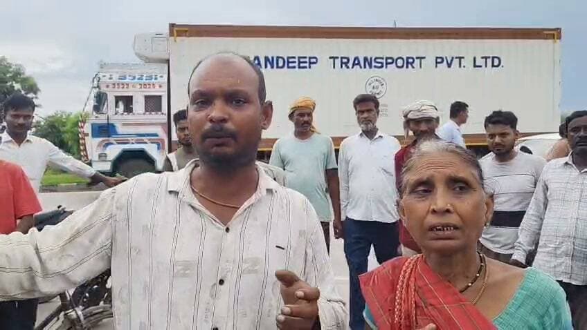 फतेहपुर: बेशकीमती जमीन को लेकर दो पक्षों में बवाल, वायरल वीडियो के बाद फायरिंग के दावों की जांच तेज
हसवा चौकी से करीब 100 मीटर दूर विवाद, मारपीट में महिला समेत चार लोगों के घायल होने का दावा
वायरल वीडियो में गोली जैसी आवाज सुनाई देने की चर्चा, पुलिस जांच जारी, आधिकारिक पुष्टि का इंतजार
फतेहपुर। जनपद के थरियांव थाना क्षेत्र अंतर्गत हसवा चौकी के समीप हाईवे किनारे स्थित बेशकीमती जमीन को लेकर दो पक्षों के बीच विवाद का मामला सामने आया है। सोशल मीडिया पर वायरल वीडियो और स्थानीय स्तर पर प्रसारित सूचनाओं के अनुसार विवाद के दौरान कथित रूप से फायरिंग होने तथा मारपीट में महिला समेत चार लोगों के घायल होने के दावे किए जा रहे हैं। हालांकि पुलिस प्रशासन ने अभी तक फायरिंग अथवा घायलों की संख्या की आधिकारिक पुष्टि नहीं की है और पूरे घटनाक्रम की जांच जारी है।
प्रारंभिक जानकारी के अनुसार, हाईवे से सटी लगभग पांच बीघा भूमि के स्वामित्व और कब्जे को लेकर दोनों पक्षों के बीच काफी समय से विवाद चल रहा था। बुधवार को दोनों पक्ष आमने-सामने आ गए, जिसके बाद विवाद ने उग्र रूप ले लिया। स्थानीय लोगों के अनुसार मौके पर जमकर कहासुनी और मारपीट हुई। सोशल मीडिया पर वायरल वीडियो में गोली जैसी आवाज सुनाई देने का दावा किया जा रहा है।
कुछ स्थानीय चर्चाओं और सोशल मीडिया पोस्टों में भाजपा नेता रिंकू लोहारी पर अपने समर्थकों के साथ पहुंचने तथा फायरिंग कराने के आरोप लगाए गए हैं। हालांकि इन आरोपों की स्वतंत्र पुष्टि नहीं हुई है और संबंधित पक्ष का बयान भी समाचार लिखे जाने तक सामने नहीं आया है। इसलिए किसी भी व्यक्ति को दोषी ठहराना उचित नहीं होगा।
घटना की सूचना मिलते ही पुलिस प्रशासन सक्रिय हो गया। वरिष्ठ अधिकारियों के निर्देश पर भारी पुलिस बल मौके पर पहुंचा और स्थिति को नियंत्रित किया गया। पुलिस वायरल वीडियो, प्रत्यक्षदर्शियों के बयान, उपलब्ध साक्ष्यों तथा तकनीकी तथ्यों के आधार पर पूरे मामले की जांच कर रही है। आवश्यकता पड़ने पर फोरेंसिक एवं अन्य तकनीकी जांच भी कराई जा सकती है।
सोशल मीडिया पर प्रसारित कुछ वीडियो में दोनों पक्षों के बीच तनावपूर्ण स्थिति और कथित हाथापाई दिखाई देने का दावा किया जा रहा है। वहीं गोली जैसी आवाज भी सुनाई देने की बात कही जा रही है। हालांकि यह स्पष्ट नहीं है कि आवाज वास्तव में फायरिंग की है या किसी अन्य कारण से उत्पन्न हुई। इस संबंध में अंतिम स्थिति पुलिस जांच के बाद ही स्पष्ट होगी।
घटना के बाद क्षेत्र में एहतियातन पुलिस बल तैनात कर दिया गया है ताकि कानून-व्यवस्था बनी रहे। प्रशासन ने लोगों से अफवाहों पर ध्यान न देने और किसी भी प्रकार की अपुष्ट जानकारी सोशल मीडिया पर साझा करने से बचने की अपील की है।
यह मामला एक बार फिर जमीन विवादों को समय रहते विधिक प्रक्रिया से न सुलझाने के परिणामों की ओर संकेत करता है। यदि विवाद बढ़ते हैं तो न केवल कानून-व्यवस्था प्रभावित होती है बल्कि आम नागरिकों की सुरक्षा भी खतरे में पड़ सकती है। इसलिए निष्पक्ष जांच और त्वरित कानूनी कार्रवाई आवश्यक है।
एनडी न्यूज़ की अपील
जमीन संबंधी विवादों का समाधान न्यायालय, राजस्व विभाग और प्रशासनिक प्रक्रिया के माध्यम से किया जाना चाहिए। किसी भी पक्ष को कानून अपने हाथ में नहीं लेना चाहिए। यदि किसी के पास घटना से संबंधित प्रमाणिक जानकारी या वीडियो है तो उसे पुलिस को उपलब्ध कराएं, न कि अपुष्ट दावों के साथ सोशल मीडिया पर प्रसारित करें।
जनहित में सुझाव
भूमि विवाद का समाधान केवल कानूनी प्रक्रिया से कराएं।
किसी भी विवाद की स्थिति में हिंसा या हथियारों का सहारा न लें।
सोशल मीडिया पर केवल सत्यापित जानकारी ही साझा करें।
पुलिस जांच में सहयोग करें और अफवाहों से बचें।
प्रशासन निष्पक्ष जांच कर दोषी पाए जाने वालों के विरुद्ध विधिसम्मत कार्रवाई सुनिश्चित करे।
👇👇
#NDNews #दैनिक_निष्पक्ष_धारा #Fatehpur #Haswa #Thariyaw #LandDispute #ViralVideo #UPPolice #FatehpurPolice #PoliceInvestigation #UttarPradesh #AbhimanyuManglik
👇👇
@dgpup
@RSSorg
@UPGovt
@wpl1090
@RSSgeet
@Uppolice
@MIB_India
@PMOIndia
@HMOIndia
@abmanglik
@VHPDigital
@igrangealld
@myogioffice
@InfoDeptUP
@dmfatehpur
@sdmsadarftp
@CMOfficeUP
@CMOUP_RC
@UPPRD1948
@ChiefSecyUP
@ChiefSecyUP
@MahantYogiG
@FatehpurSdm
@fatehpurpolice
@BajrangDalOrg
@rashtrapatibhvn
@UPMahilaKalyan
@112UttarPradesh
@myogiadityanath
@CommissionerPrg
@ADGZonPrayagraj
👇👇👇
🟥 ND NEWS | दैनिक निष्पक्ष धारा
मुख्य संपादक / संस्थापक: राजन सिंह हाड़ा
सह-संपादक: शालिनी सिंह भदौरिया
✒️ रिपोर्ट: सहयोगी शिवा गुप्ता के साथ जिला ब्यूरो अजय श्रीवास्तव
📍 कार्यालय-3: U158, हीरा स्वीट्स के पास, विकास मार्ग, लक्ष्मी नगर, पूर्वी दिल्ली – 110092 (NCR)
📍 कार्यालय-2: विधानसभा रोड, बर्लिंगटन चौराहा, लखनऊ – 226001 (उत्तर प्रदेश)
📍 कार्यालय-1: 1/1 अटल बिहारी चौराहा, नियर बर्मा चौराहा, फतेहपुर – 212601 (उत्तर प्रदेश)
📅 दिनांक: 16 सितंबर 2026
📆 दिन: बुधवार
📧 Email: ndnewschannel@gmail.com
📞 मोबाइल: 9696119696
डिस्क्लेमर: यह समाचार सोशल मीडिया पर वायरल वीडियो, स्थानीय स्रोतों, क्षेत्र में प्रसारित सूचनाओं तथा प्रारंभिक जानकारी के आधार पर तैयार किया गया है। एनडी न्यूज़ इस समाचार में किए गए सभी दावों, आरोपों, वायरल वीडियो की प्रामाणिकता अथवा किसी व्यक्ति की कथित भूमिका की स्वतंत्र पुष्टि नहीं करता। फायरिंग, घायलों की संख्या, आरोपित व्यक्तियों की भूमिका तथा घटना की वास्तविक परिस्थितियों की पुष्टि पुलिस जांच, उपलब्ध साक्ष्यों और प्रशासन के आधिकारिक बयान के बाद ही मानी जाएगी। समाचार को आधिकारिक जानकारी प्राप्त होने पर आवश्यकतानुसार अपडेट किया जाएगा।