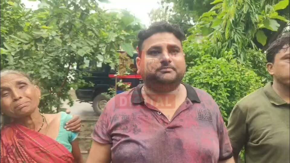 फतेहपुर: बेशकीमती जमीन को लेकर दो पक्षों में बवाल, वायरल वीडियो के बाद फायरिंग के दावों की जांच तेज
हसवा चौकी से करीब 100 मीटर दूर विवाद, मारपीट में महिला समेत चार लोगों के घायल होने का दावा
वायरल वीडियो में गोली जैसी आवाज सुनाई देने की चर्चा, पुलिस जांच जारी, आधिकारिक पुष्टि का इंतजार
फतेहपुर। जनपद के थरियांव थाना क्षेत्र अंतर्गत हसवा चौकी के समीप हाईवे किनारे स्थित बेशकीमती जमीन को लेकर दो पक्षों के बीच विवाद का मामला सामने आया है। सोशल मीडिया पर वायरल वीडियो और स्थानीय स्तर पर प्रसारित सूचनाओं के अनुसार विवाद के दौरान कथित रूप से फायरिंग होने तथा मारपीट में महिला समेत चार लोगों के घायल होने के दावे किए जा रहे हैं। हालांकि पुलिस प्रशासन ने अभी तक फायरिंग अथवा घायलों की संख्या की आधिकारिक पुष्टि नहीं की है और पूरे घटनाक्रम की जांच जारी है।
प्रारंभिक जानकारी के अनुसार, हाईवे से सटी लगभग पांच बीघा भूमि के स्वामित्व और कब्जे को लेकर दोनों पक्षों के बीच काफी समय से विवाद चल रहा था। बुधवार को दोनों पक्ष आमने-सामने आ गए, जिसके बाद विवाद ने उग्र रूप ले लिया। स्थानीय लोगों के अनुसार मौके पर जमकर कहासुनी और मारपीट हुई। सोशल मीडिया पर वायरल वीडियो में गोली जैसी आवाज सुनाई देने का दावा किया जा रहा है।
कुछ स्थानीय चर्चाओं और सोशल मीडिया पोस्टों में भाजपा नेता रिंकू लोहारी पर अपने समर्थकों के साथ पहुंचने तथा फायरिंग कराने के आरोप लगाए गए हैं। हालांकि इन आरोपों की स्वतंत्र पुष्टि नहीं हुई है और संबंधित पक्ष का बयान भी समाचार लिखे जाने तक सामने नहीं आया है। इसलिए किसी भी व्यक्ति को दोषी ठहराना उचित नहीं होगा।
घटना की सूचना मिलते ही पुलिस प्रशासन सक्रिय हो गया। वरिष्ठ अधिकारियों के निर्देश पर भारी पुलिस बल मौके पर पहुंचा और स्थिति को नियंत्रित किया गया। पुलिस वायरल वीडियो, प्रत्यक्षदर्शियों के बयान, उपलब्ध साक्ष्यों तथा तकनीकी तथ्यों के आधार पर पूरे मामले की जांच कर रही है। आवश्यकता पड़ने पर फोरेंसिक एवं अन्य तकनीकी जांच भी कराई जा सकती है।
सोशल मीडिया पर प्रसारित कुछ वीडियो में दोनों पक्षों के बीच तनावपूर्ण स्थिति और कथित हाथापाई दिखाई देने का दावा किया जा रहा है। वहीं गोली जैसी आवाज भी सुनाई देने की बात कही जा रही है। हालांकि यह स्पष्ट नहीं है कि आवाज वास्तव में फायरिंग की है या किसी अन्य कारण से उत्पन्न हुई। इस संबंध में अंतिम स्थिति पुलिस जांच के बाद ही स्पष्ट होगी।
घटना के बाद क्षेत्र में एहतियातन पुलिस बल तैनात कर दिया गया है ताकि कानून-व्यवस्था बनी रहे। प्रशासन ने लोगों से अफवाहों पर ध्यान न देने और किसी भी प्रकार की अपुष्ट जानकारी सोशल मीडिया पर साझा करने से बचने की अपील की है।
यह मामला एक बार फिर जमीन विवादों को समय रहते विधिक प्रक्रिया से न सुलझाने के परिणामों की ओर संकेत करता है। यदि विवाद बढ़ते हैं तो न केवल कानून-व्यवस्था प्रभावित होती है बल्कि आम नागरिकों की सुरक्षा भी खतरे में पड़ सकती है। इसलिए निष्पक्ष जांच और त्वरित कानूनी कार्रवाई आवश्यक है।
एनडी न्यूज़ की अपील
जमीन संबंधी विवादों का समाधान न्यायालय, राजस्व विभाग और प्रशासनिक प्रक्रिया के माध्यम से किया जाना चाहिए। किसी भी पक्ष को कानून अपने हाथ में नहीं लेना चाहिए। यदि किसी के पास घटना से संबंधित प्रमाणिक जानकारी या वीडियो है तो उसे पुलिस को उपलब्ध कराएं, न कि अपुष्ट दावों के साथ सोशल मीडिया पर प्रसारित करें।
जनहित में सुझाव
भूमि विवाद का समाधान केवल कानूनी प्रक्रिया से कराएं।
किसी भी विवाद की स्थिति में हिंसा या हथियारों का सहारा न लें।
सोशल मीडिया पर केवल सत्यापित जानकारी ही साझा करें।
पुलिस जांच में सहयोग करें और अफवाहों से बचें।
प्रशासन निष्पक्ष जांच कर दोषी पाए जाने वालों के विरुद्ध विधिसम्मत कार्रवाई सुनिश्चित करे।
👇👇
#NDNews #दैनिक_निष्पक्ष_धारा #Fatehpur #Haswa #Thariyaw #LandDispute #ViralVideo #UPPolice #FatehpurPolice #PoliceInvestigation #UttarPradesh #AbhimanyuManglik
👇👇
@dgpup
@RSSorg
@UPGovt
@wpl1090
@RSSgeet
@Uppolice
@MIB_India
@PMOIndia
@HMOIndia
@abmanglik
@VHPDigital
@igrangealld
@myogioffice
@InfoDeptUP
@dmfatehpur
@sdmsadarftp
@CMOfficeUP
@CMOUP_RC
@UPPRD1948
@ChiefSecyUP
@ChiefSecyUP
@MahantYogiG
@FatehpurSdm
@fatehpurpolice
@BajrangDalOrg
@rashtrapatibhvn
@UPMahilaKalyan
@112UttarPradesh
@myogiadityanath
@CommissionerPrg
@ADGZonPrayagraj
👇👇👇
🟥 ND NEWS | दैनिक निष्पक्ष धारा
मुख्य संपादक / संस्थापक: राजन सिंह हाड़ा
सह-संपादक: शालिनी सिंह भदौरिया
✒️ रिपोर्ट: सहयोगी शिवा गुप्ता के साथ जिला ब्यूरो अजय श्रीवास्तव
📍 कार्यालय-3: U158, हीरा स्वीट्स के पास, विकास मार्ग, लक्ष्मी नगर, पूर्वी दिल्ली – 110092 (NCR)
📍 कार्यालय-2: विधानसभा रोड, बर्लिंगटन चौराहा, लखनऊ – 226001 (उत्तर प्रदेश)
📍 कार्यालय-1: 1/1 अटल बिहारी चौराहा, नियर बर्मा चौराहा, फतेहपुर – 212601 (उत्तर प्रदेश)
📅 दिनांक: 16 सितंबर 2026
📆 दिन: बुधवार
📧 Email: ndnewschannel@gmail.com
📞 मोबाइल: 9696119696
डिस्क्लेमर: यह समाचार सोशल मीडिया पर वायरल वीडियो, स्थानीय स्रोतों, क्षेत्र में प्रसारित सूचनाओं तथा प्रारंभिक जानकारी के आधार पर तैयार किया गया है। एनडी न्यूज़ इस समाचार में किए गए सभी दावों, आरोपों, वायरल वीडियो की प्रामाणिकता अथवा किसी व्यक्ति की कथित भूमिका की स्वतंत्र पुष्टि नहीं करता। फायरिंग, घायलों की संख्या, आरोपित व्यक्तियों की भूमिका तथा घटना की वास्तविक परिस्थितियों की पुष्टि पुलिस जांच, उपलब्ध साक्ष्यों और प्रशासन के आधिकारिक बयान के बाद ही मानी जाएगी। समाचार को आधिकारिक जानकारी प्राप्त होने पर आवश्यकतानुसार अपडेट किया जाएगा।